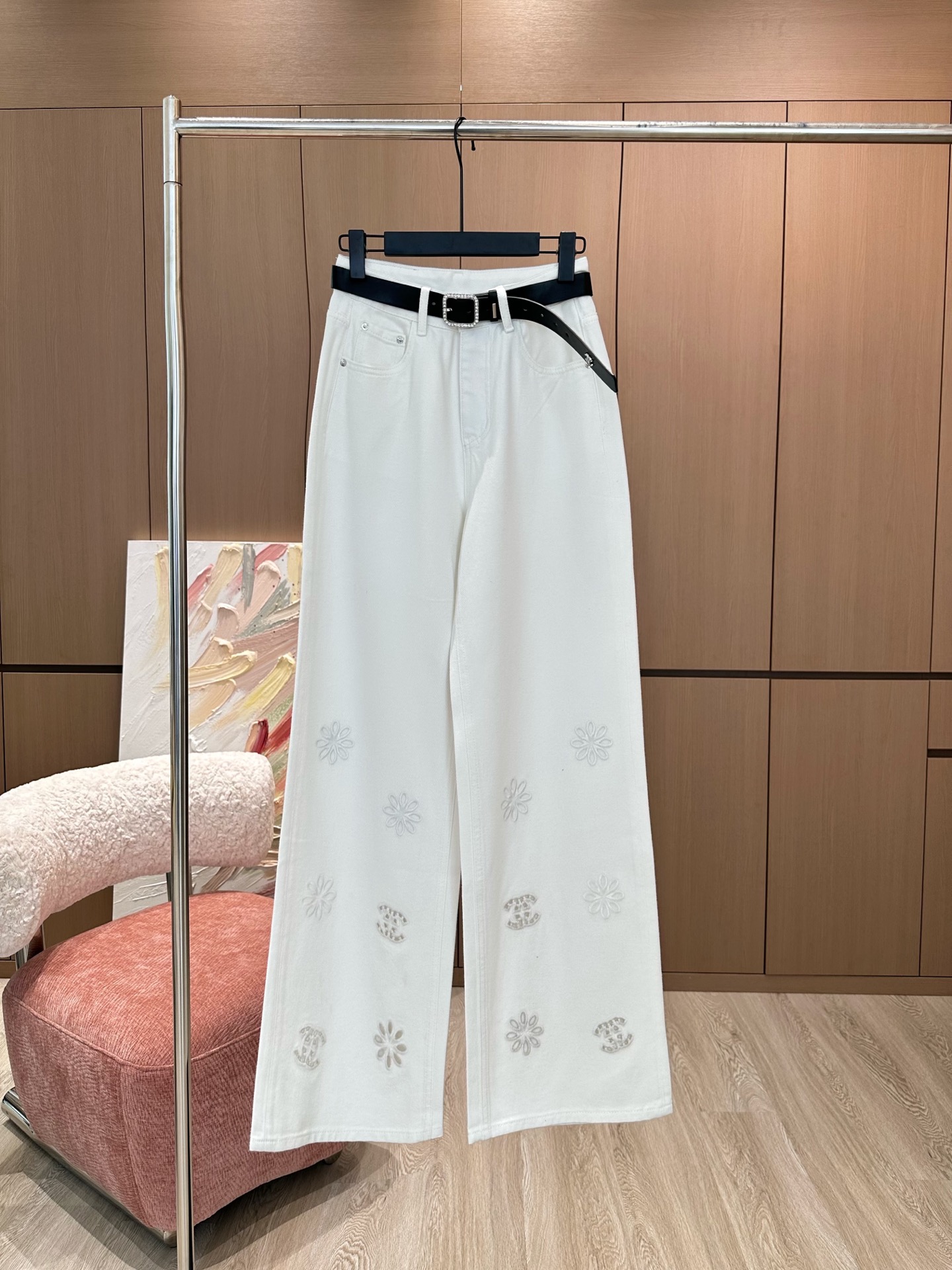 🛒𝐍𝐄𝐖 · 𝟐𝟎𝟐5/爆款现货

原单品质  Chan*｜2025镂空绣花牛仔裤
定制YB斜纹棉牛仔材