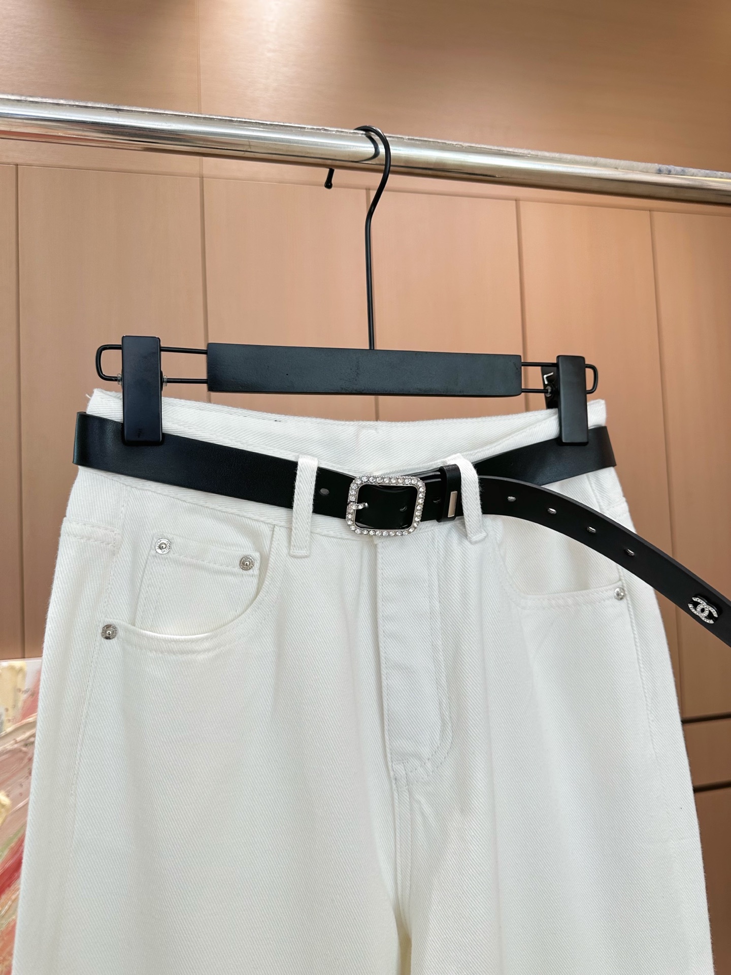 🛒𝐍𝐄𝐖 · 𝟐𝟎𝟐5/爆款现货

原单品质  Chan*｜2025镂空绣花牛仔裤
定制YB斜纹棉牛仔材