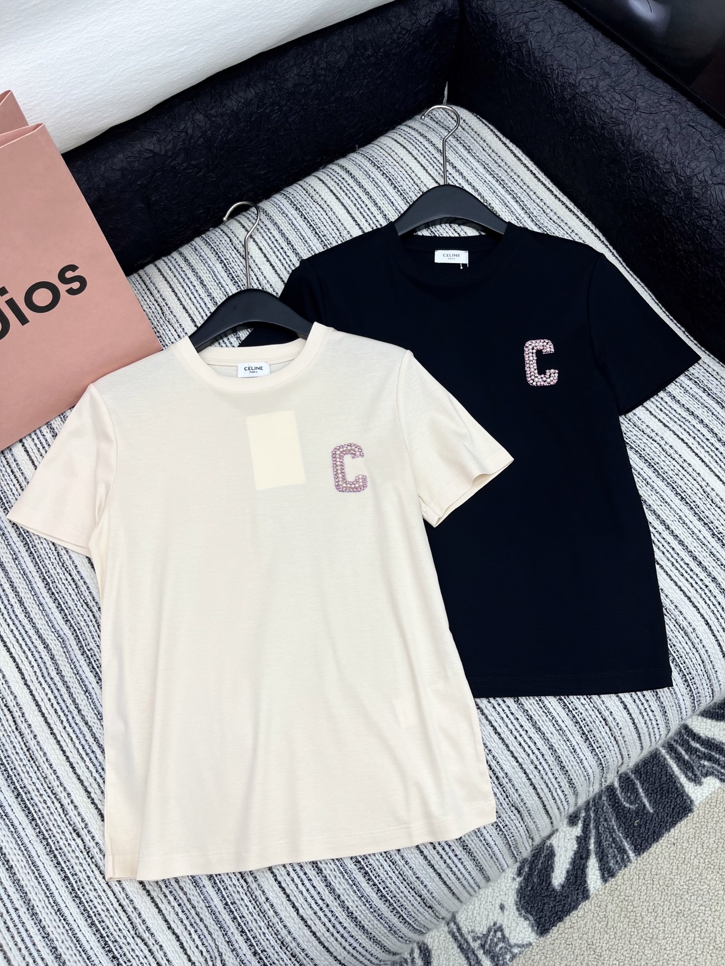 🛒𝐍𝐄𝐖 · 𝟐𝟎𝟐5/爆款现货

原单品质 Celi*｜25限定系列新品订珠字母短袖T恤
精致常规版型