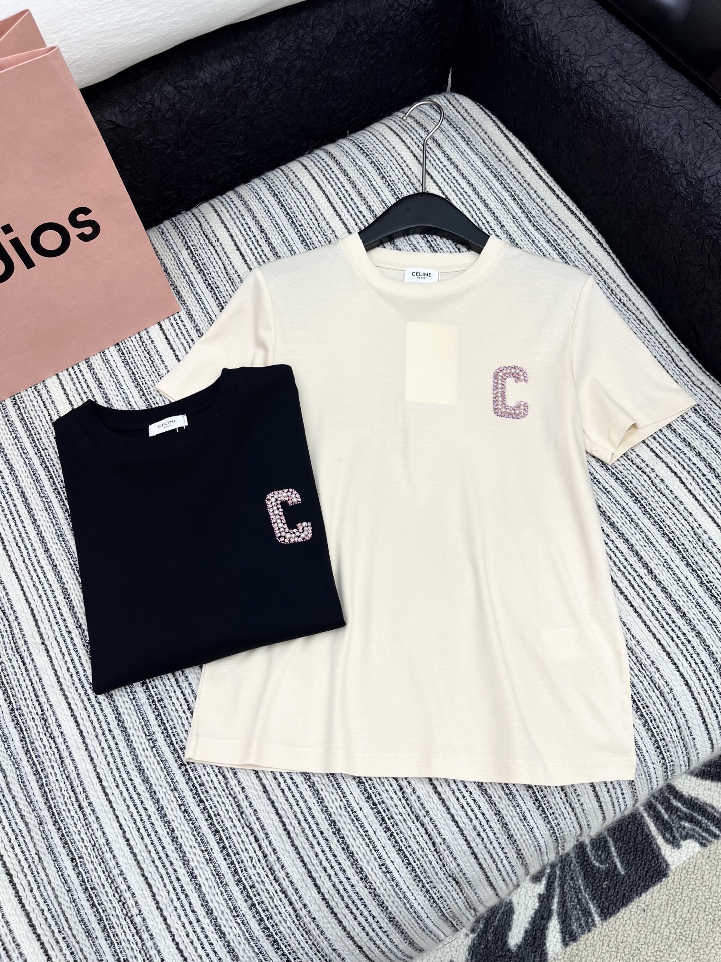 🛒𝐍𝐄𝐖 · 𝟐𝟎𝟐5/爆款现货

原单品质 Celi*｜25限定系列新品订珠字母短袖T恤
精致常规版型