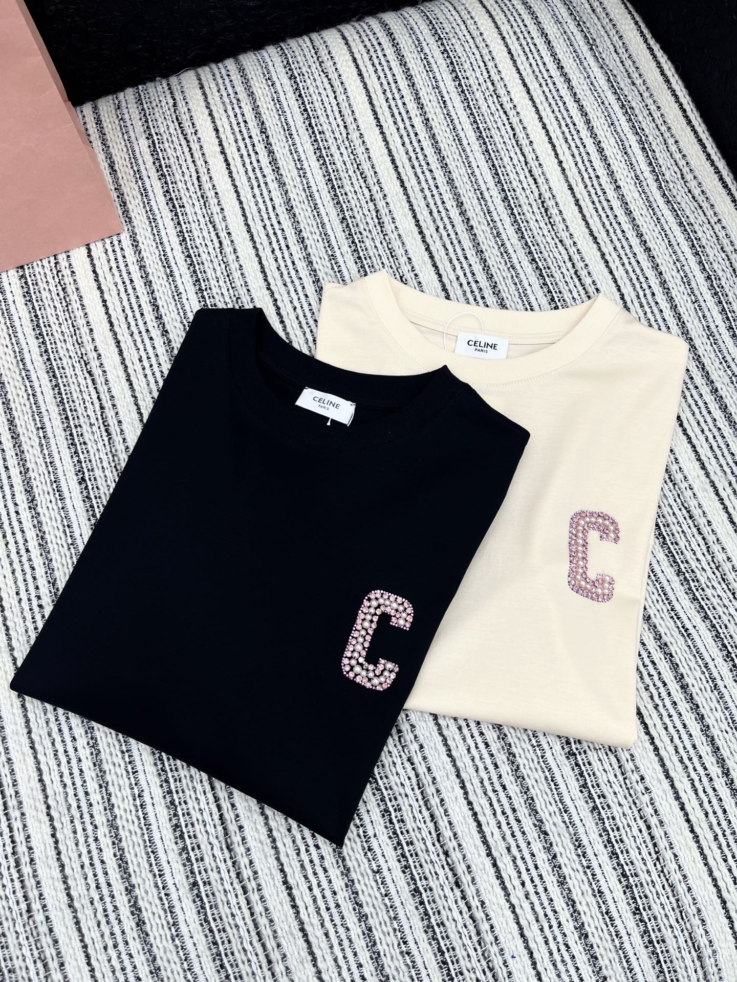 🛒𝐍𝐄𝐖 · 𝟐𝟎𝟐5/爆款现货

原单品质 Celi*｜25限定系列新品订珠字母短袖T恤
精致常规版型