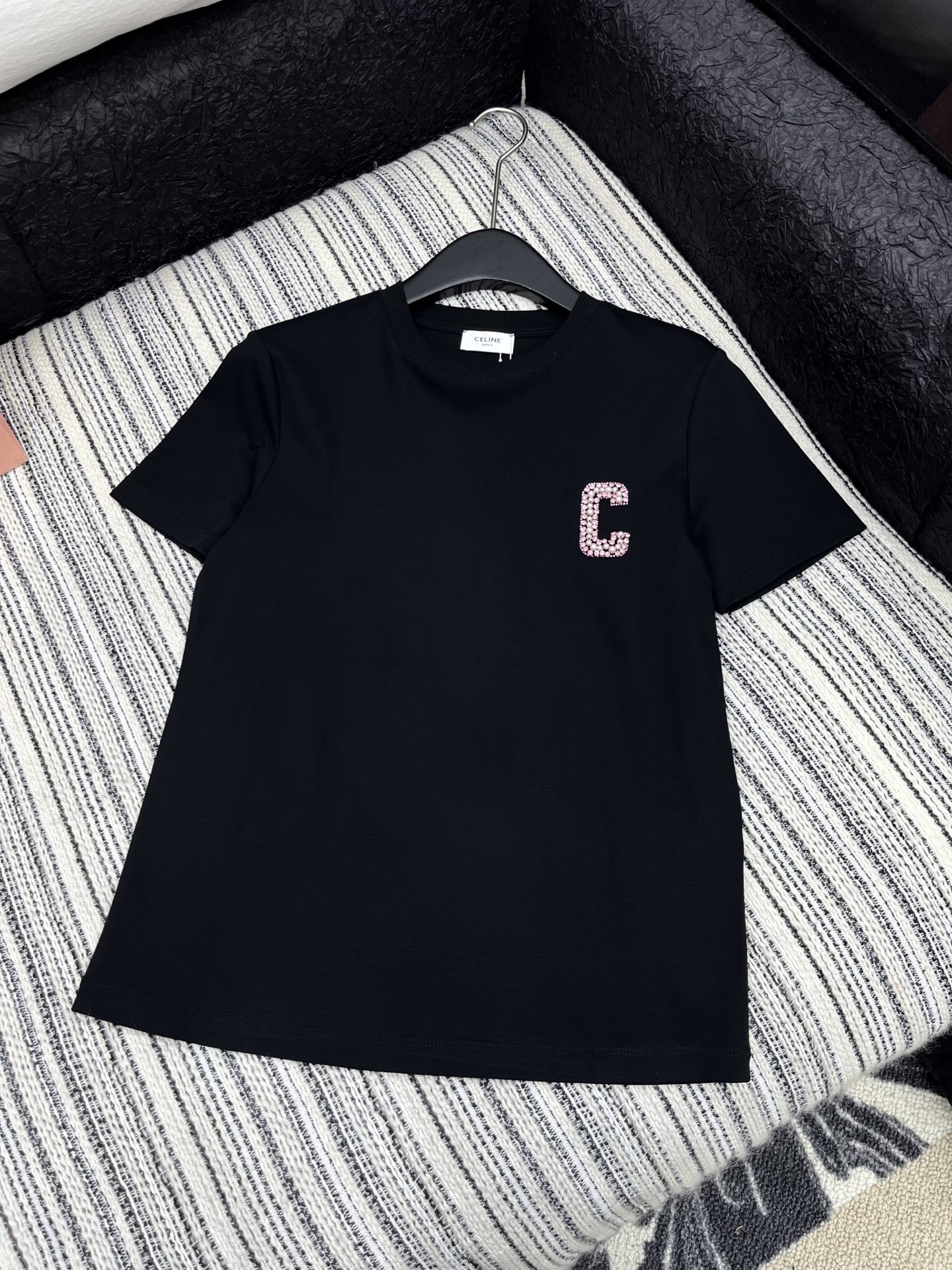 🛒𝐍𝐄𝐖 · 𝟐𝟎𝟐5/爆款现货

原单品质 Celi*｜25限定系列新品订珠字母短袖T恤
精致常规版型