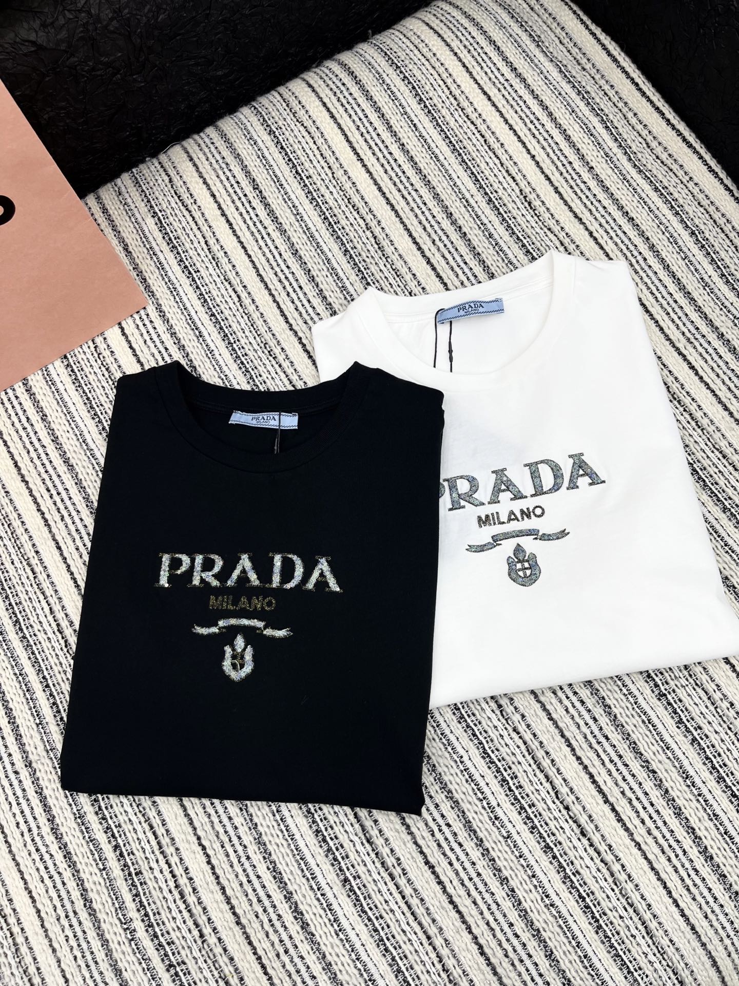 🛒𝐍𝐄𝐖 · 𝟐𝟎𝟐5/爆款现货

原单品质 Prad*｜25限定系列新品刺绣logo短袖T恤
精致常规
