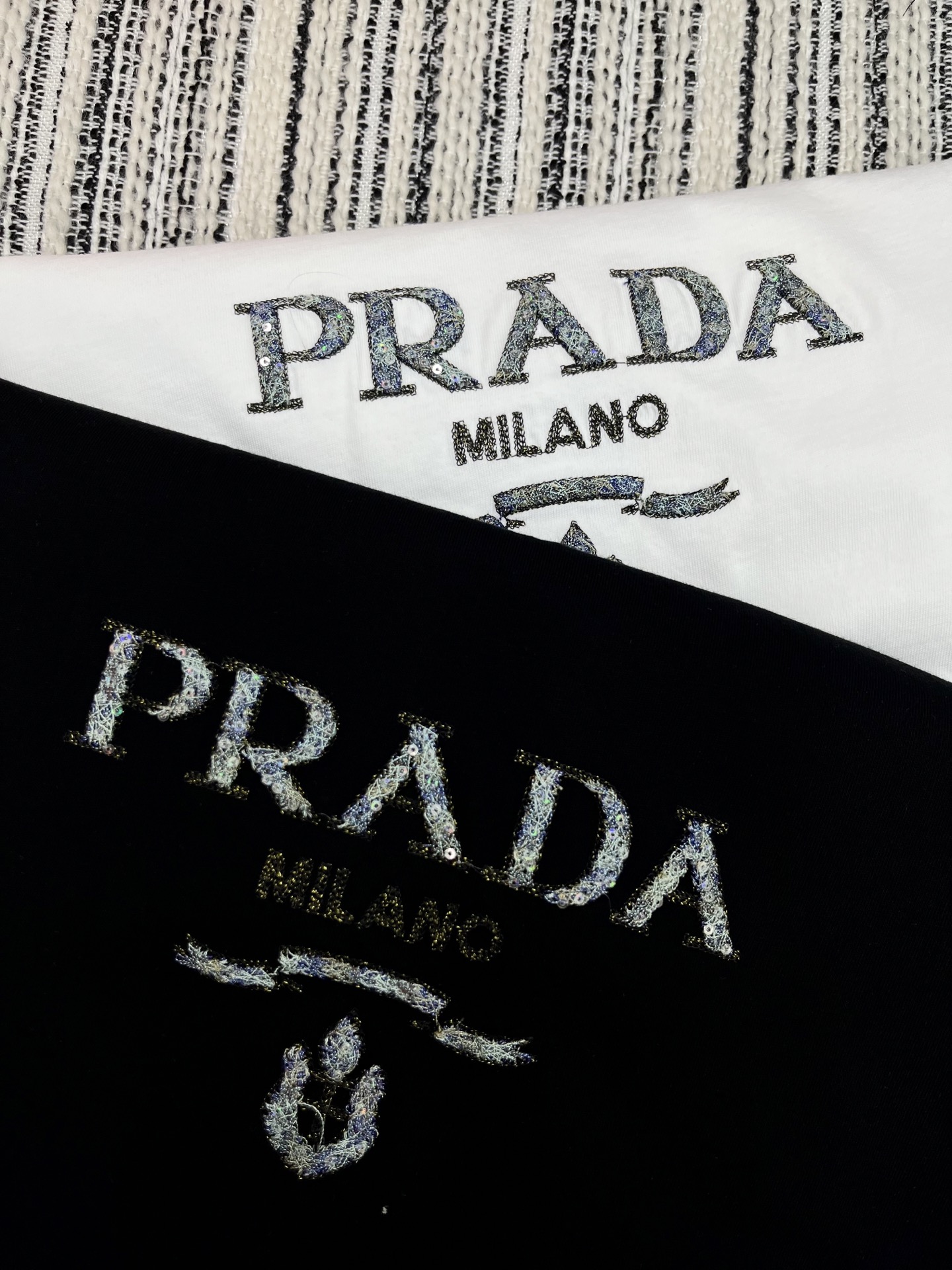🛒𝐍𝐄𝐖 · 𝟐𝟎𝟐5/爆款现货

原单品质 Prad*｜25限定系列新品刺绣logo短袖T恤
精致常规