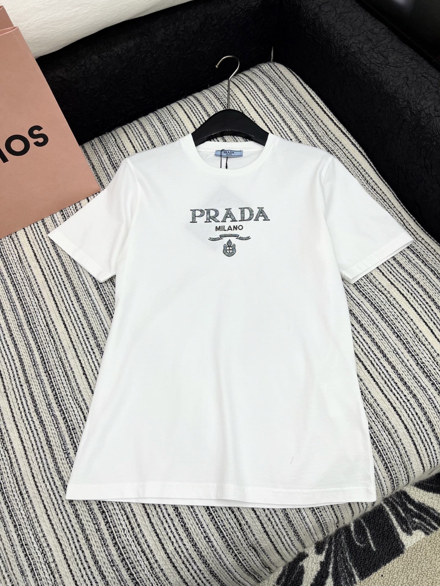 🛒𝐍𝐄𝐖 · 𝟐𝟎𝟐5/爆款现货

原单品质 Prad*｜25限定系列新品刺绣logo短袖T恤
精致常规