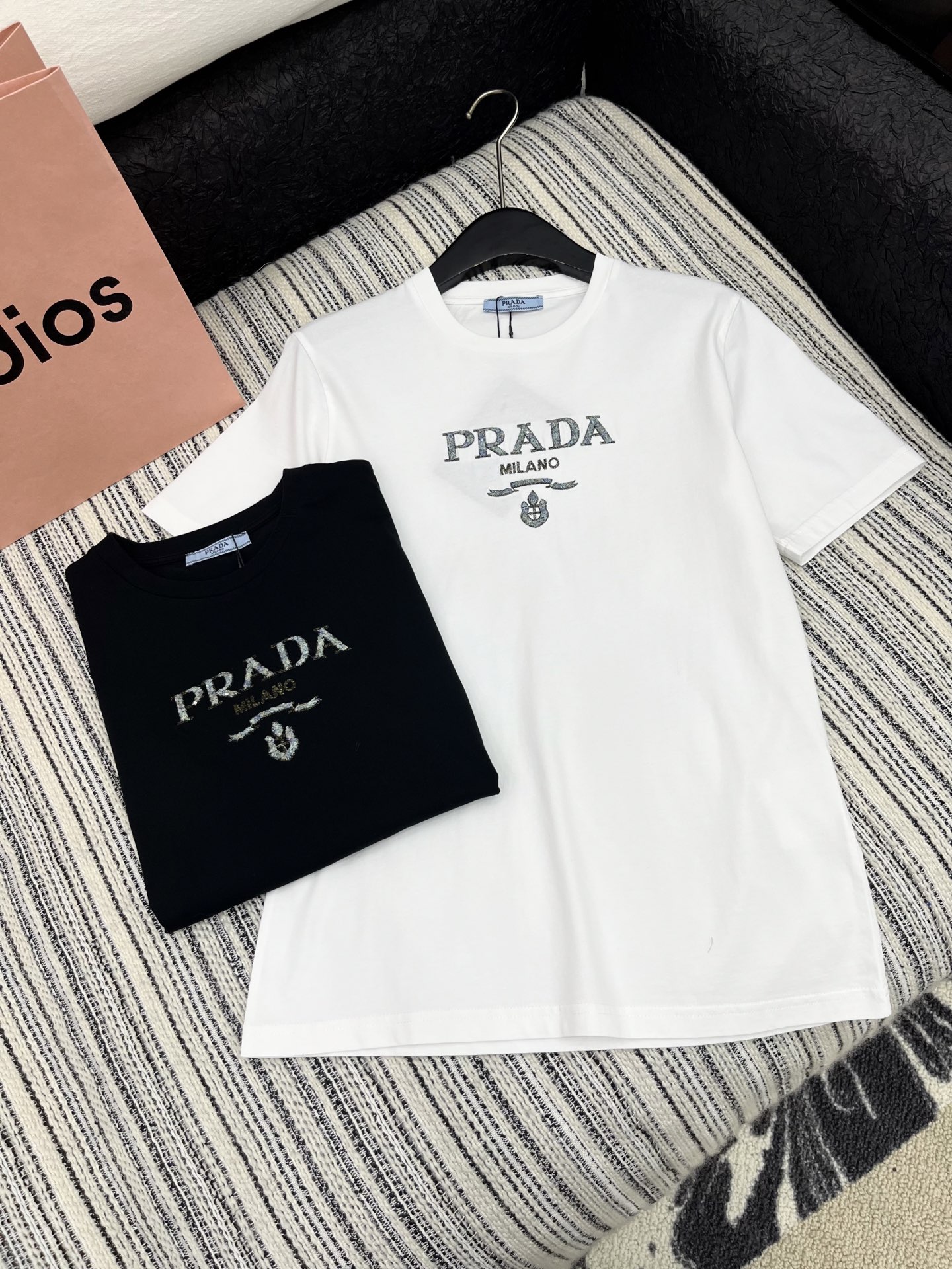 🛒𝐍𝐄𝐖 · 𝟐𝟎𝟐5/爆款现货

原单品质 Prad*｜25限定系列新品刺绣logo短袖T恤
精致常规
