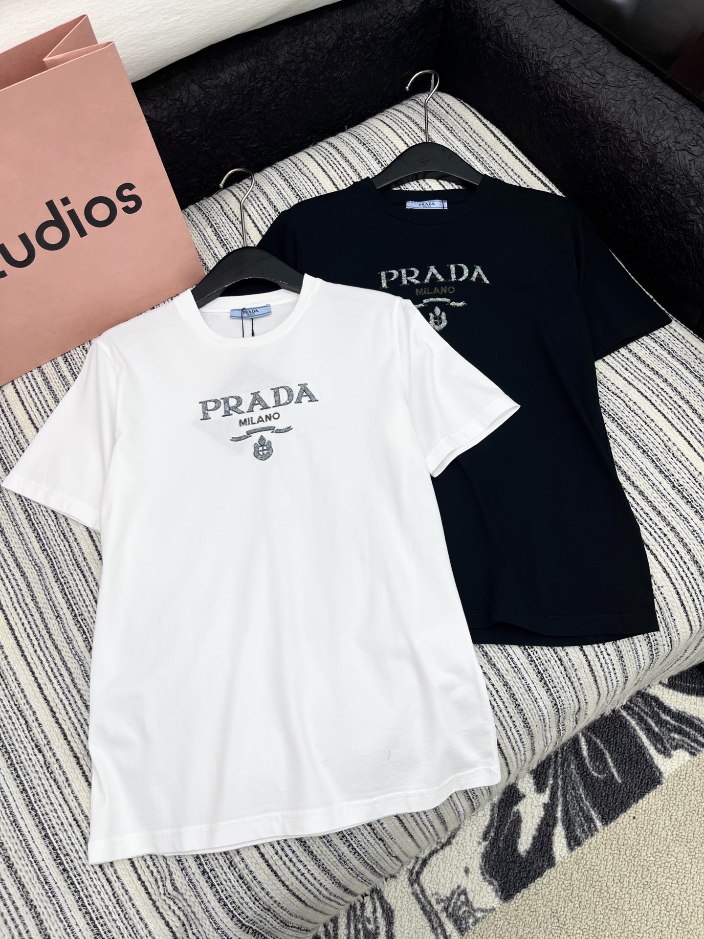 🛒𝐍𝐄𝐖 · 𝟐𝟎𝟐5/爆款现货

原单品质 Prad*｜25限定系列新品刺绣logo短袖T恤
精致常规