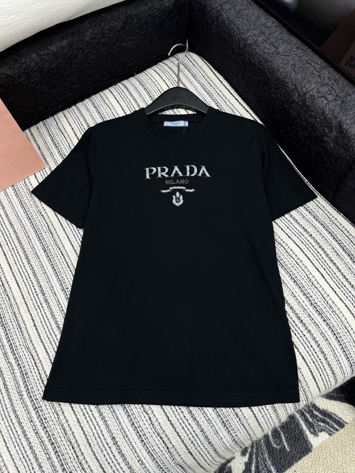 🛒𝐍𝐄𝐖 · 𝟐𝟎𝟐5/爆款现货

原单品质 Prad*｜25限定系列新品刺绣logo短袖T恤
精致常规