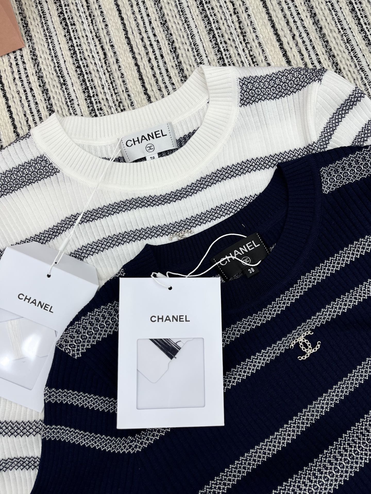 🛒𝐍𝐄𝐖 · 𝟐𝟎𝟐5/爆款现货

原单品质 Chane*｜25早春新品针织短袖
配色颜色正  精致常规