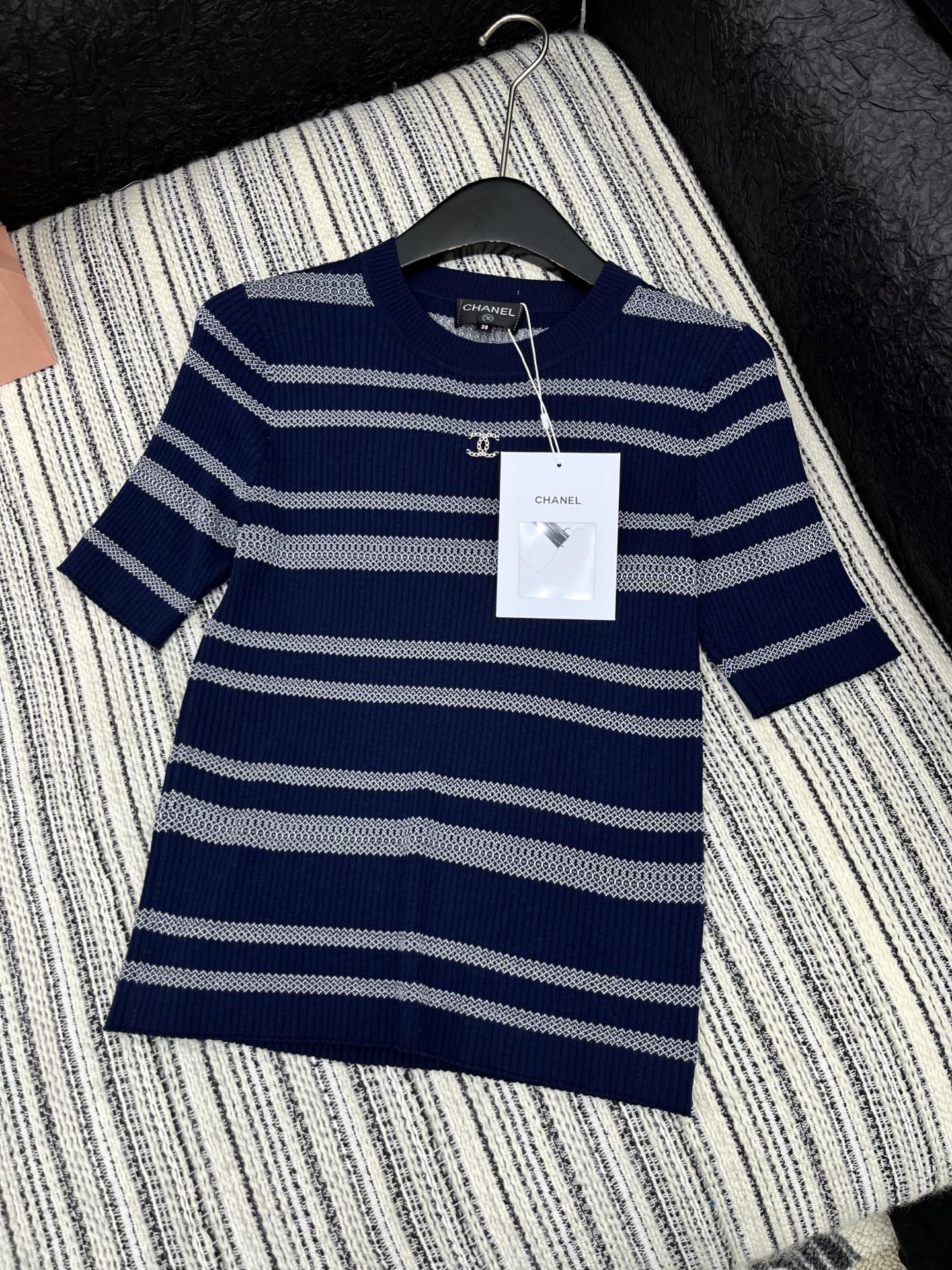 🛒𝐍𝐄𝐖 · 𝟐𝟎𝟐5/爆款现货

原单品质 Chane*｜25早春新品针织短袖
配色颜色正  精致常规