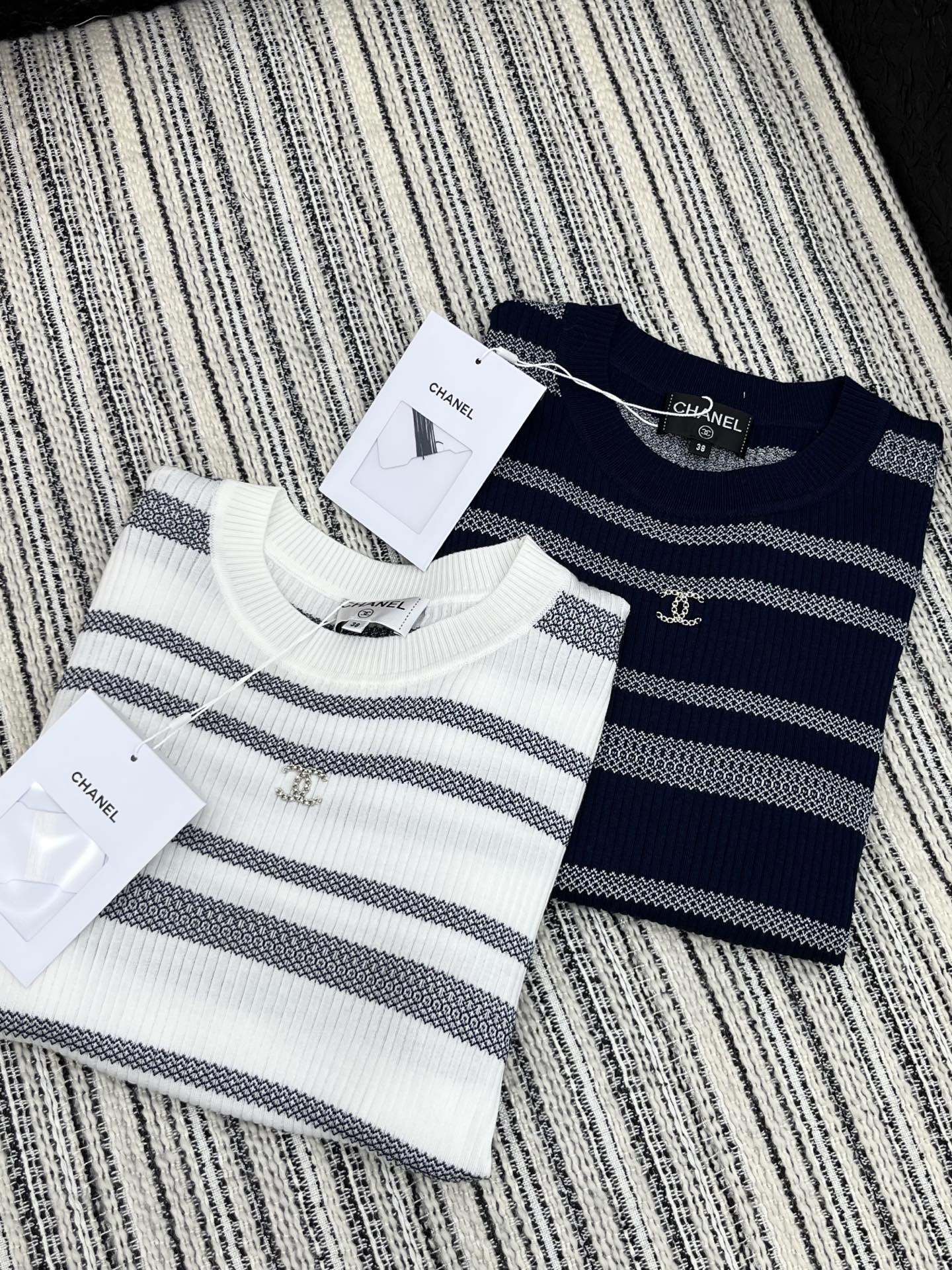 🛒𝐍𝐄𝐖 · 𝟐𝟎𝟐5/爆款现货

原单品质 Chane*｜25早春新品针织短袖
配色颜色正  精致常规