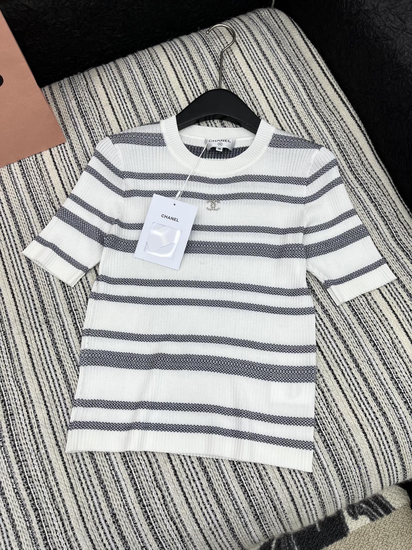 🛒𝐍𝐄𝐖 · 𝟐𝟎𝟐5/爆款现货

原单品质 Chane*｜25早春新品针织短袖
配色颜色正  精致常规