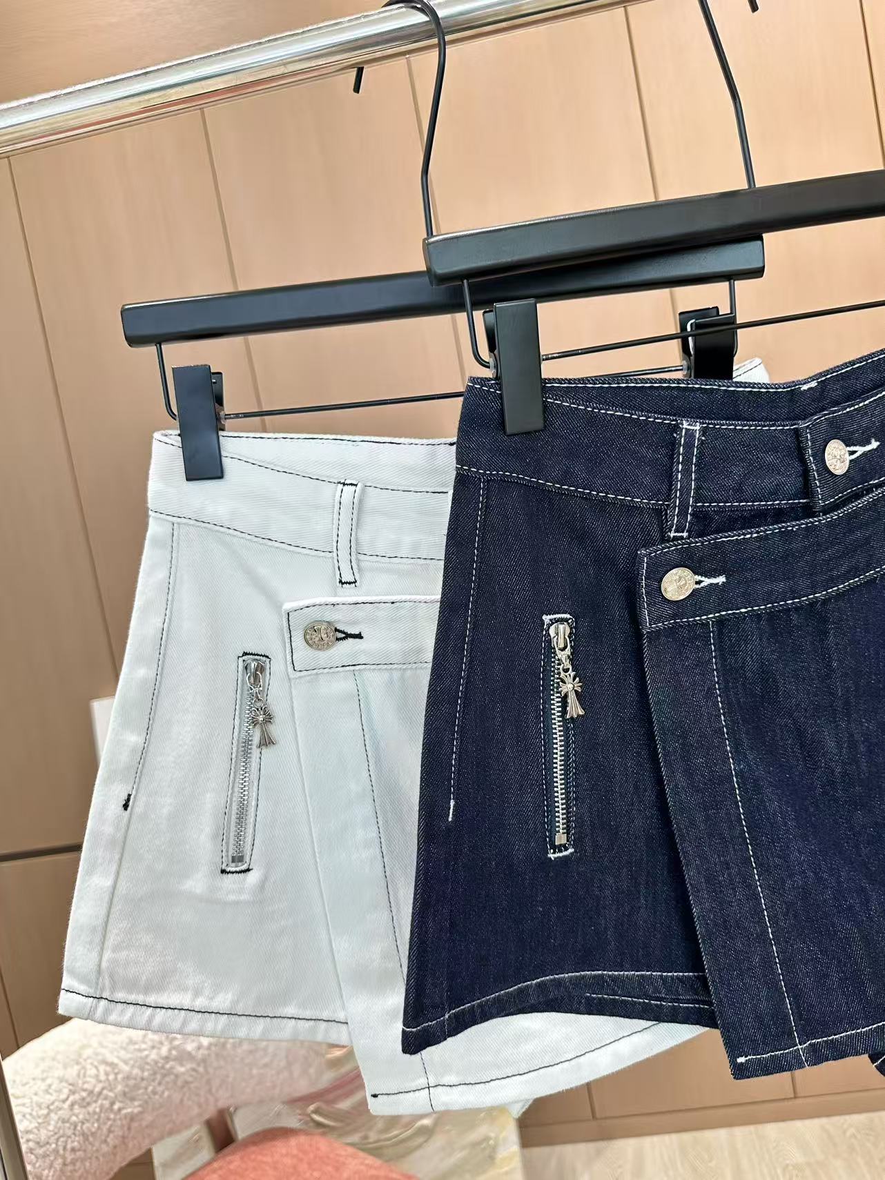 🛒𝐍𝐄𝐖 · 𝟐𝟎𝟐5/爆款现货

【原版定制】克罗星｜25新款牛仔裙裤
闭眼入的单品 随便一搭都气质感