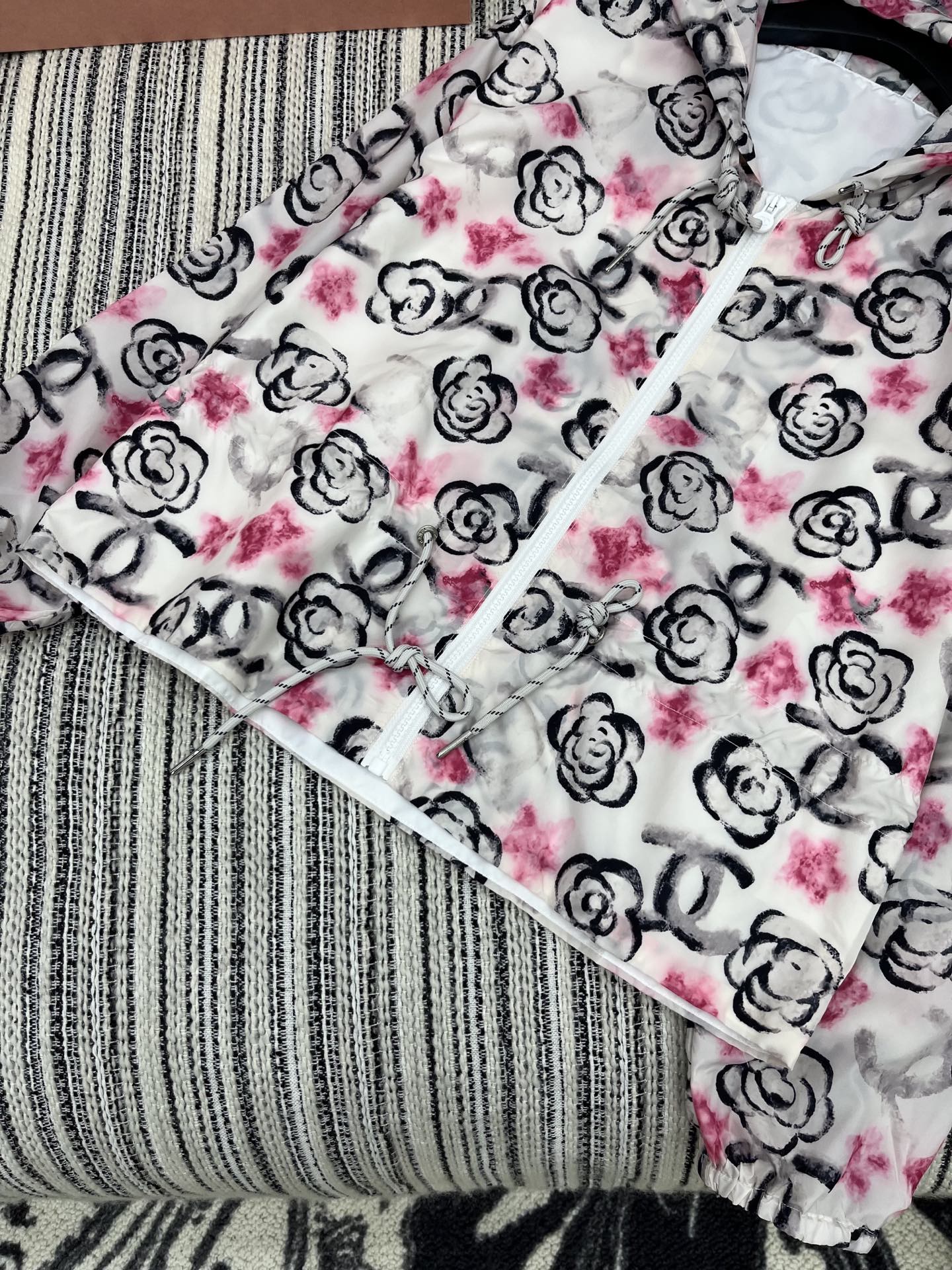 🛒𝐍𝐄𝐖 · 𝟐𝟎𝟐5/爆款现货

原单品质  Chane*｜25春夏新品防晒衣套装！
高端定制戴帽印花