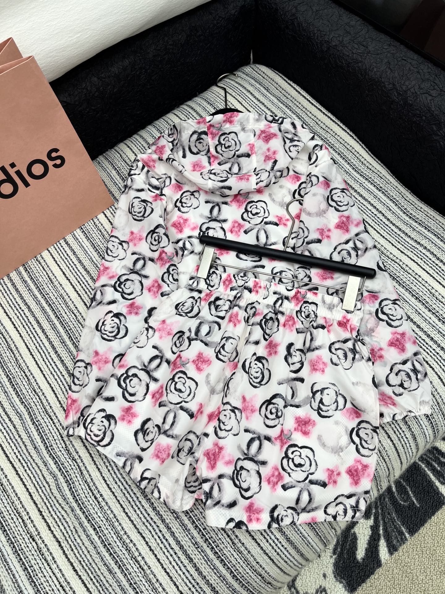 🛒𝐍𝐄𝐖 · 𝟐𝟎𝟐5/爆款现货

原单品质  Chane*｜25春夏新品防晒衣套装！
高端定制戴帽印花