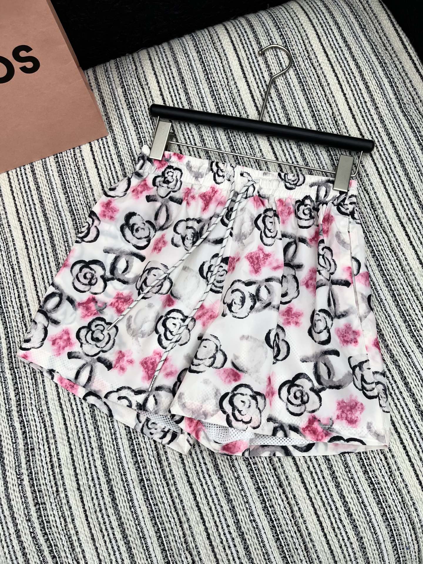 🛒𝐍𝐄𝐖 · 𝟐𝟎𝟐5/爆款现货

原单品质  Chane*｜25春夏新品防晒衣套装！
高端定制戴帽印花