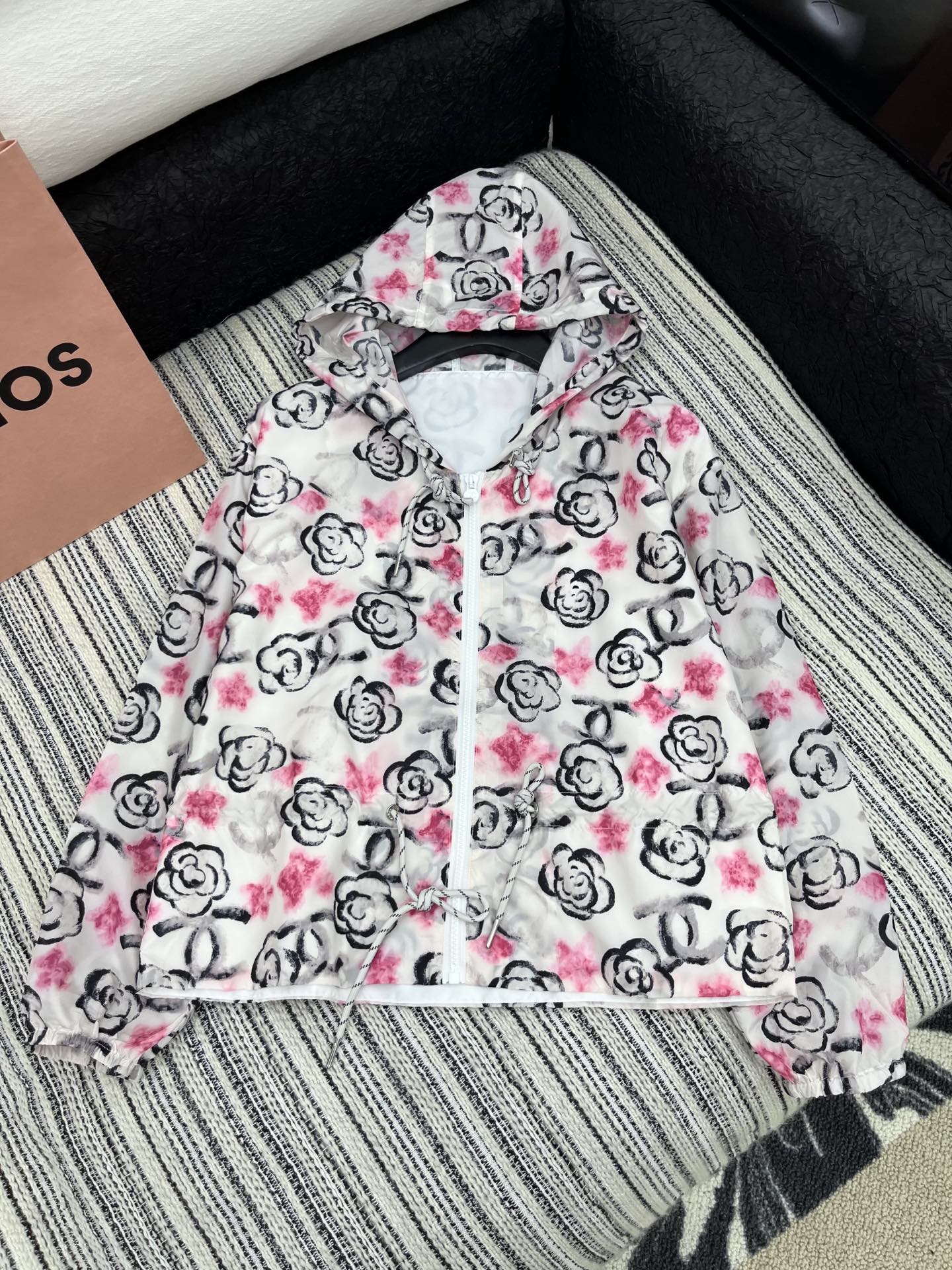 🛒𝐍𝐄𝐖 · 𝟐𝟎𝟐5/爆款现货

原单品质  Chane*｜25春夏新品防晒衣套装！
高端定制戴帽印花