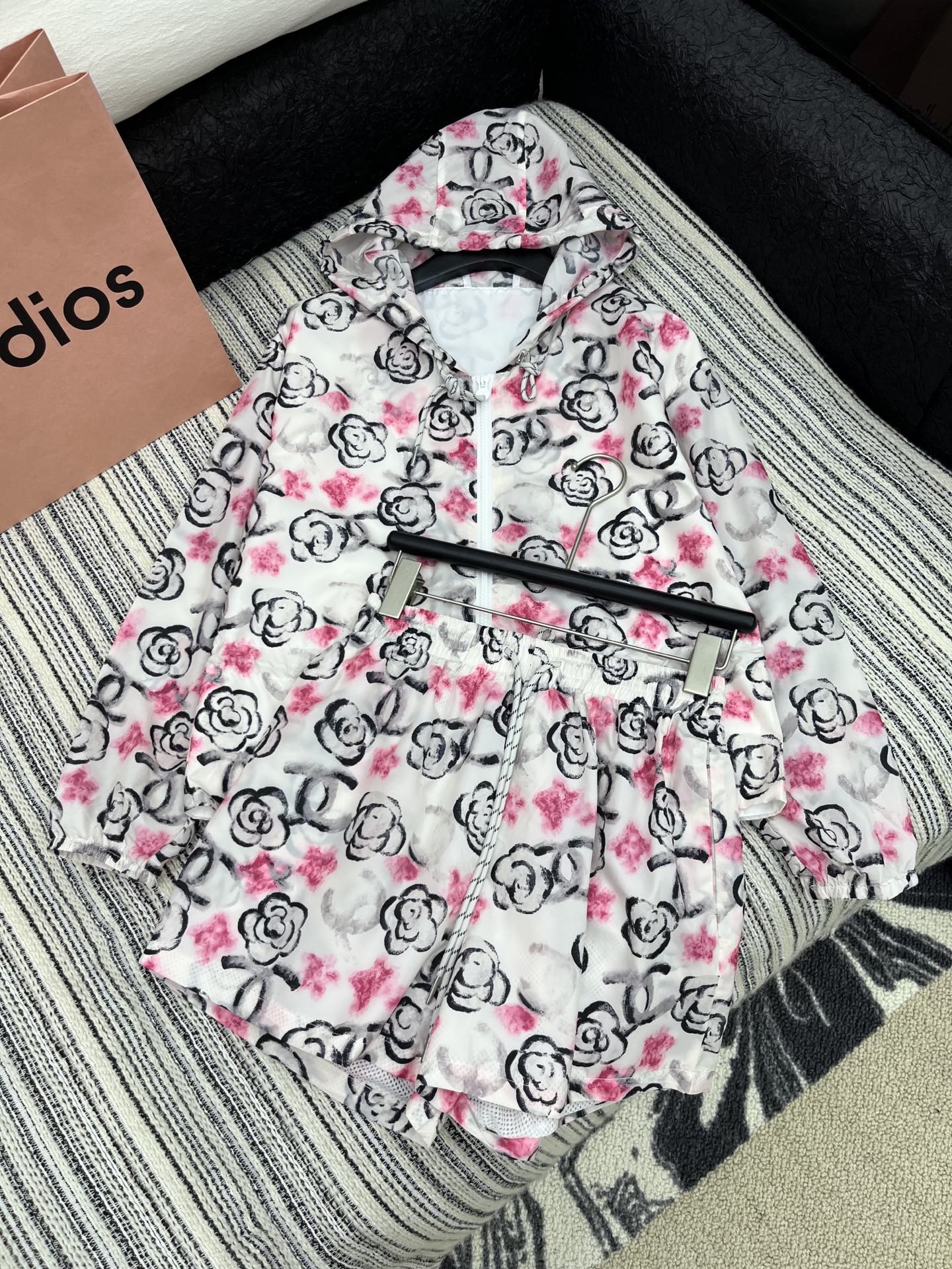 🛒𝐍𝐄𝐖 · 𝟐𝟎𝟐5/爆款现货

原单品质  Chane*｜25春夏新品防晒衣套装！
高端定制戴帽印花