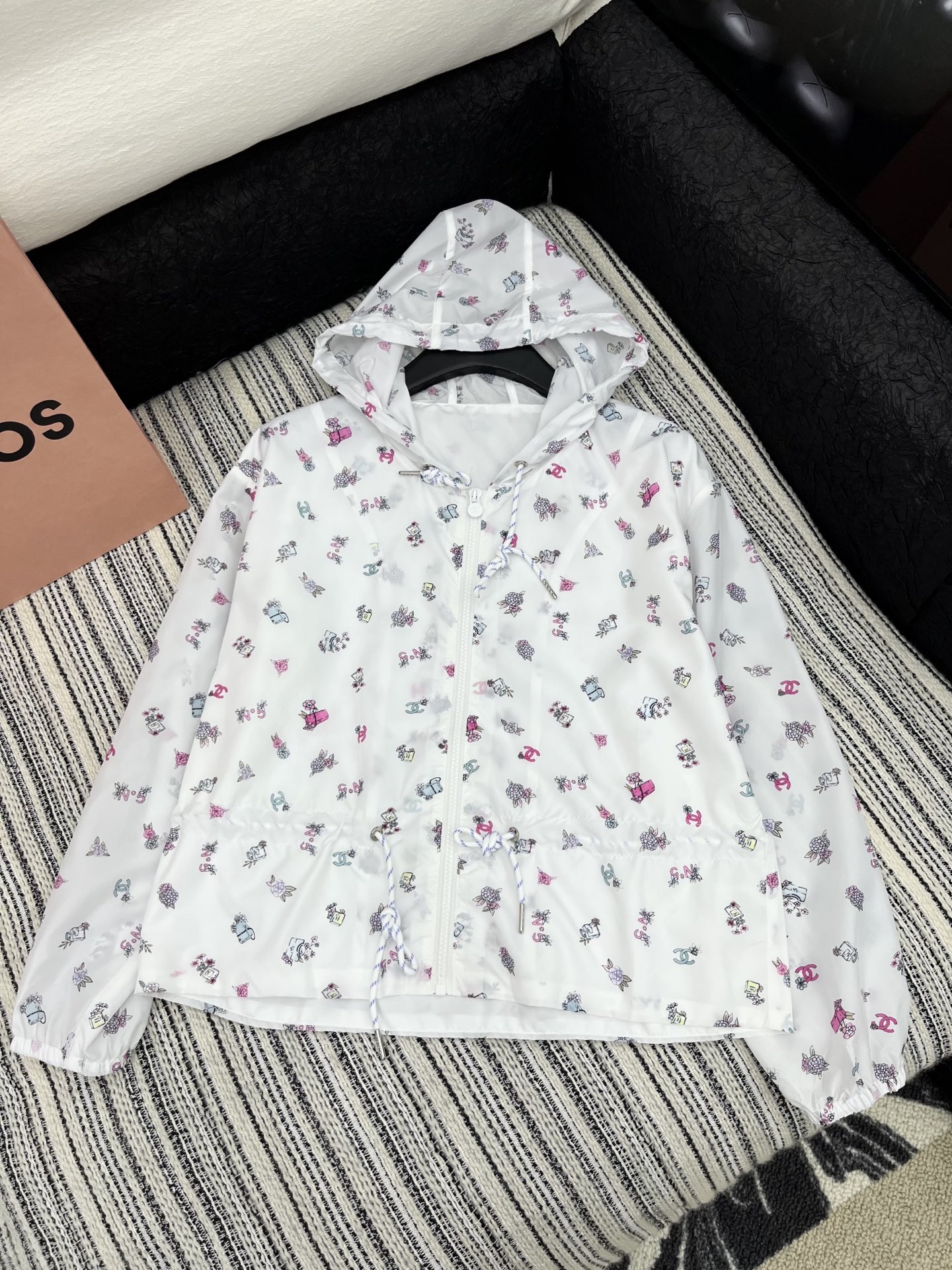 🛒𝐍𝐄𝐖 · 𝟐𝟎𝟐5/爆款现货

原单品质  Chane*｜25春夏新品防晒衣套装！
高端定制戴帽印花