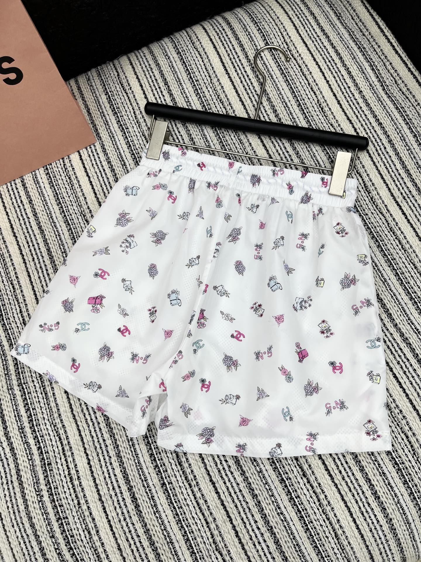 🛒𝐍𝐄𝐖 · 𝟐𝟎𝟐5/爆款现货

原单品质  Chane*｜25春夏新品防晒衣套装！
高端定制戴帽印花