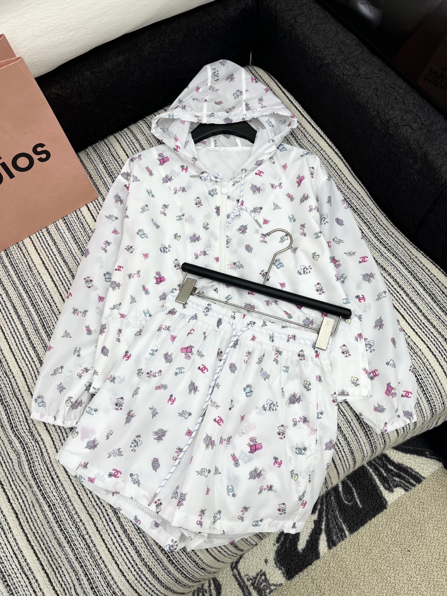 🛒𝐍𝐄𝐖 · 𝟐𝟎𝟐5/爆款现货

原单品质  Chane*｜25春夏新品防晒衣套装！
高端定制戴帽印花