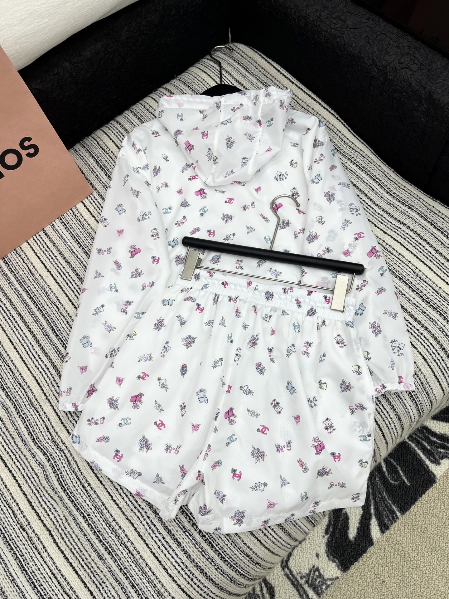 🛒𝐍𝐄𝐖 · 𝟐𝟎𝟐5/爆款现货

原单品质  Chane*｜25春夏新品防晒衣套装！
高端定制戴帽印花