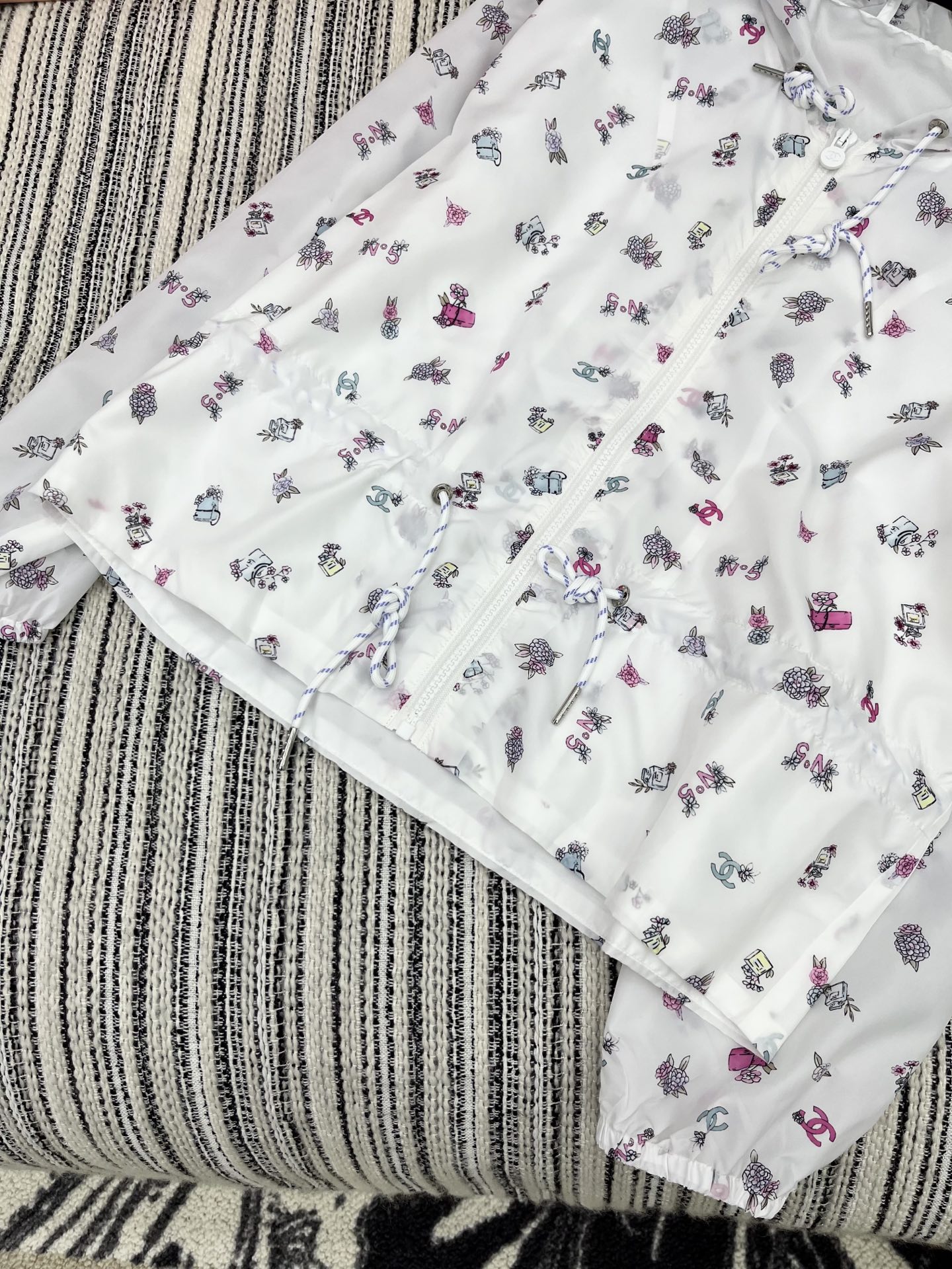 🛒𝐍𝐄𝐖 · 𝟐𝟎𝟐5/爆款现货

原单品质  Chane*｜25春夏新品防晒衣套装！
高端定制戴帽印花