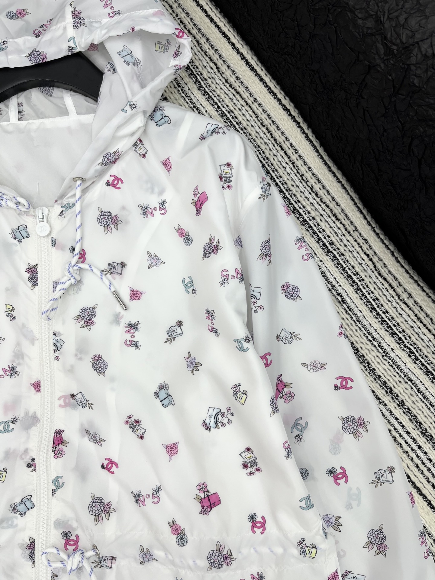 🛒𝐍𝐄𝐖 · 𝟐𝟎𝟐5/爆款现货

原单品质  Chane*｜25春夏新品防晒衣套装！
高端定制戴帽印花