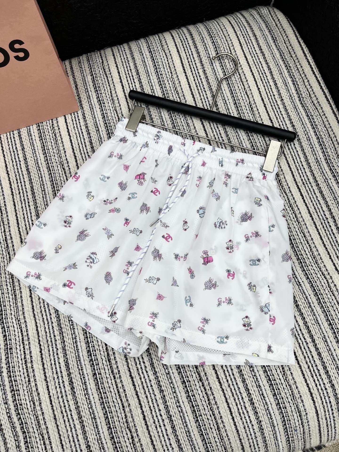 🛒𝐍𝐄𝐖 · 𝟐𝟎𝟐5/爆款现货

原单品质  Chane*｜25春夏新品防晒衣套装！
高端定制戴帽印花
