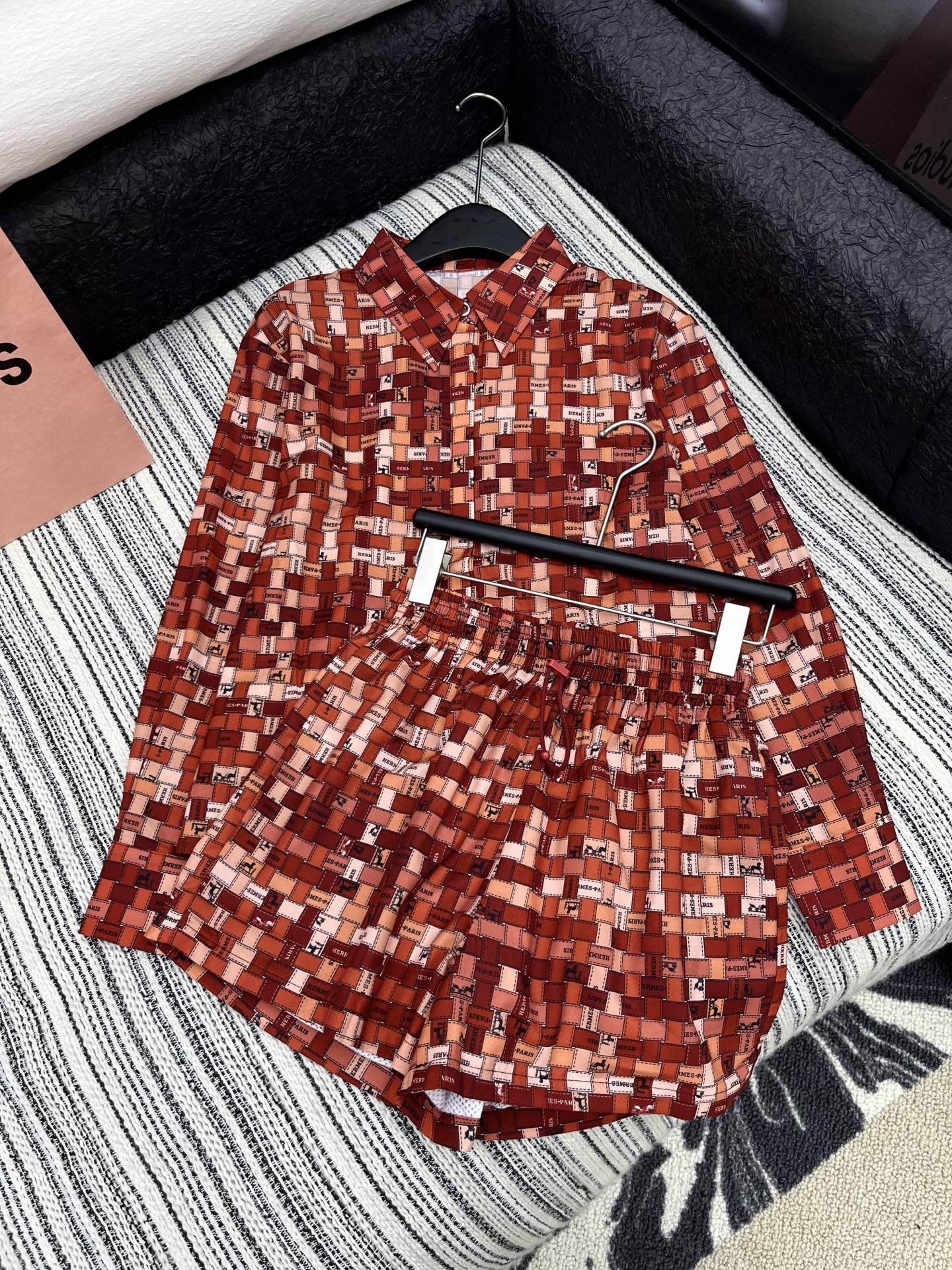 🛒𝐍𝐄𝐖 · 𝟐𝟎𝟐5/爆款现货

原单品质  Her*｜25春夏新品印花衬衫短裤套装！
高端定制翻领拼