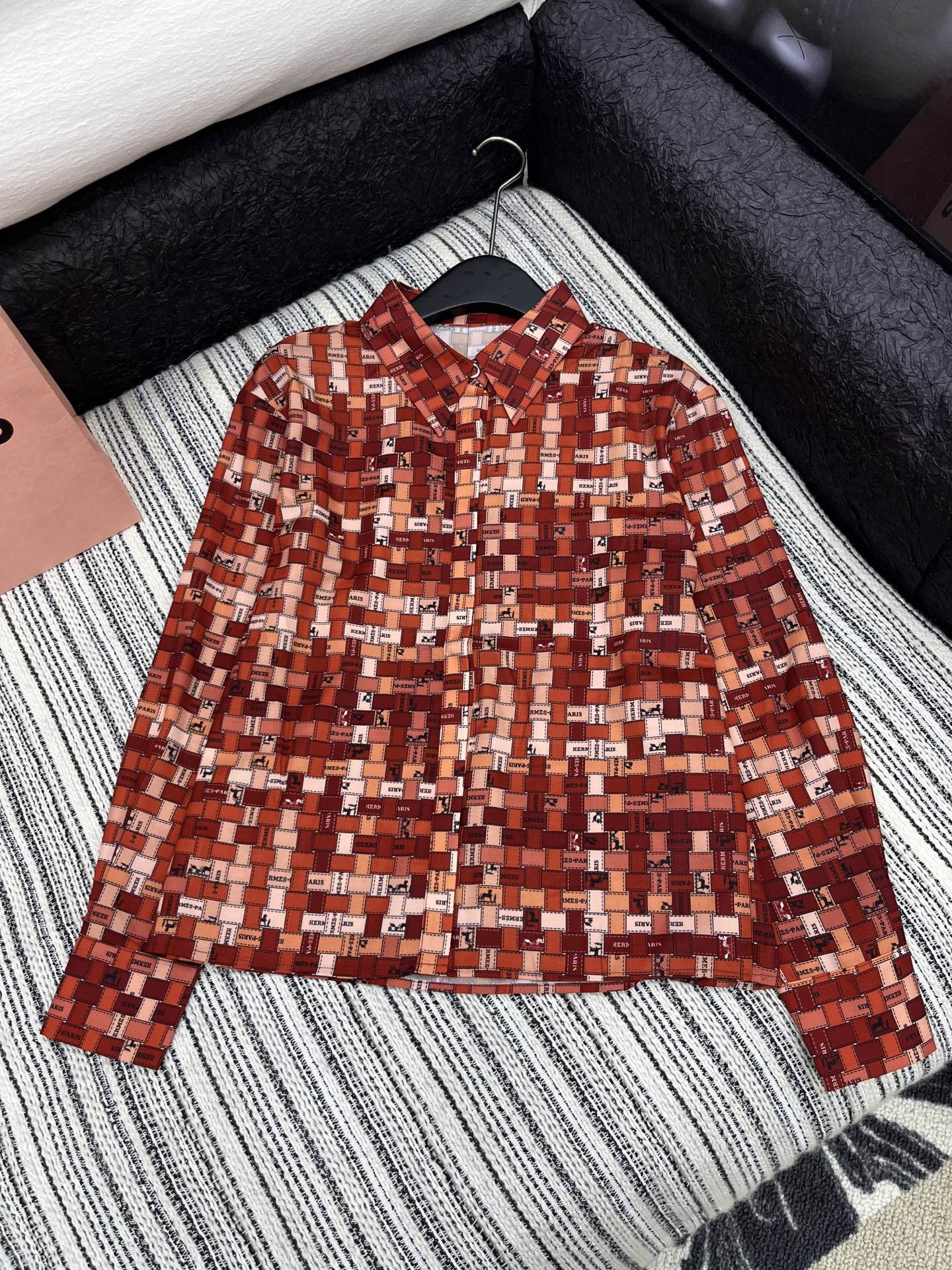 🛒𝐍𝐄𝐖 · 𝟐𝟎𝟐5/爆款现货

原单品质  Her*｜25春夏新品印花衬衫短裤套装！
高端定制翻领拼