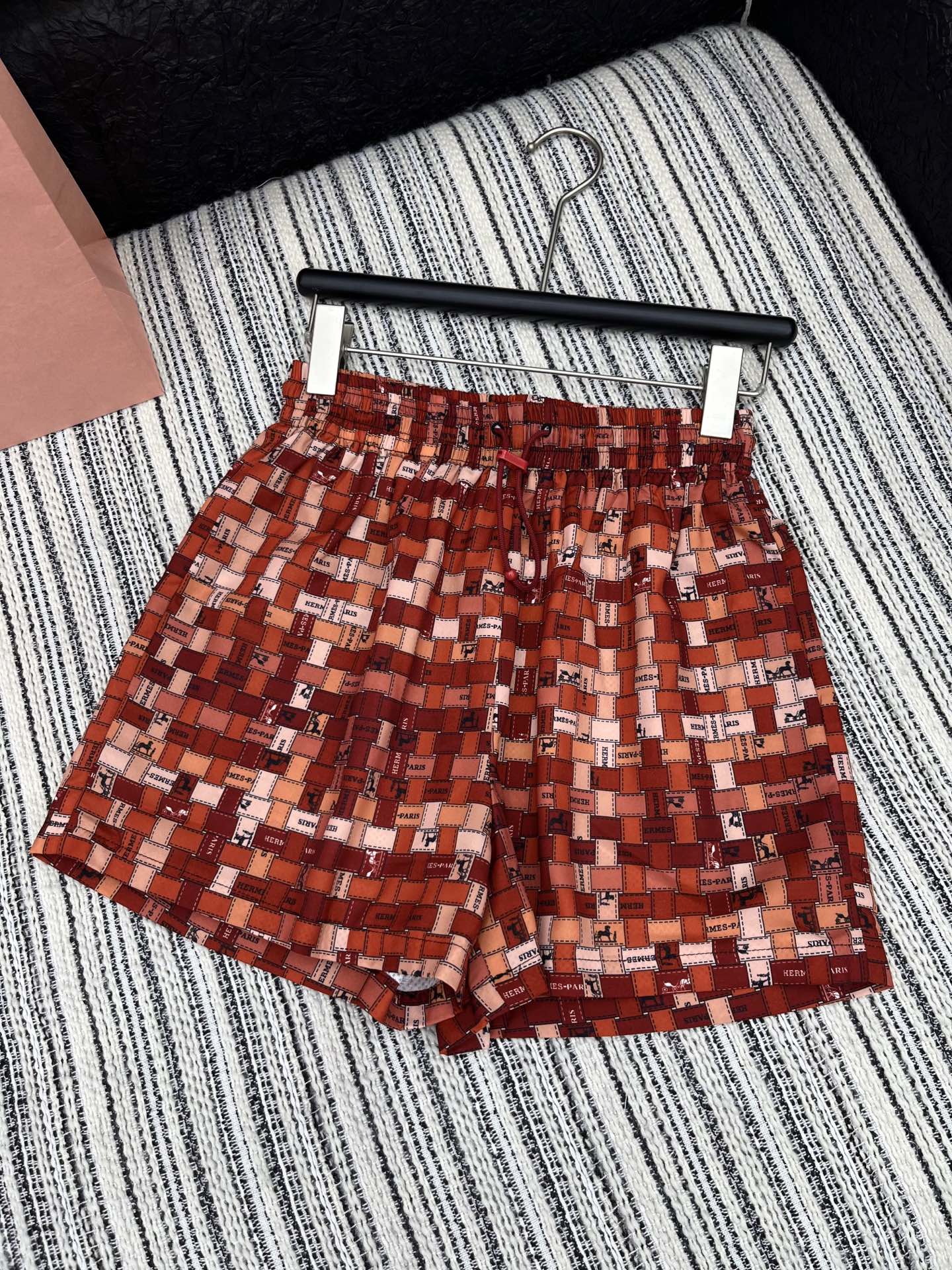 🛒𝐍𝐄𝐖 · 𝟐𝟎𝟐5/爆款现货

原单品质  Her*｜25春夏新品印花衬衫短裤套装！
高端定制翻领拼