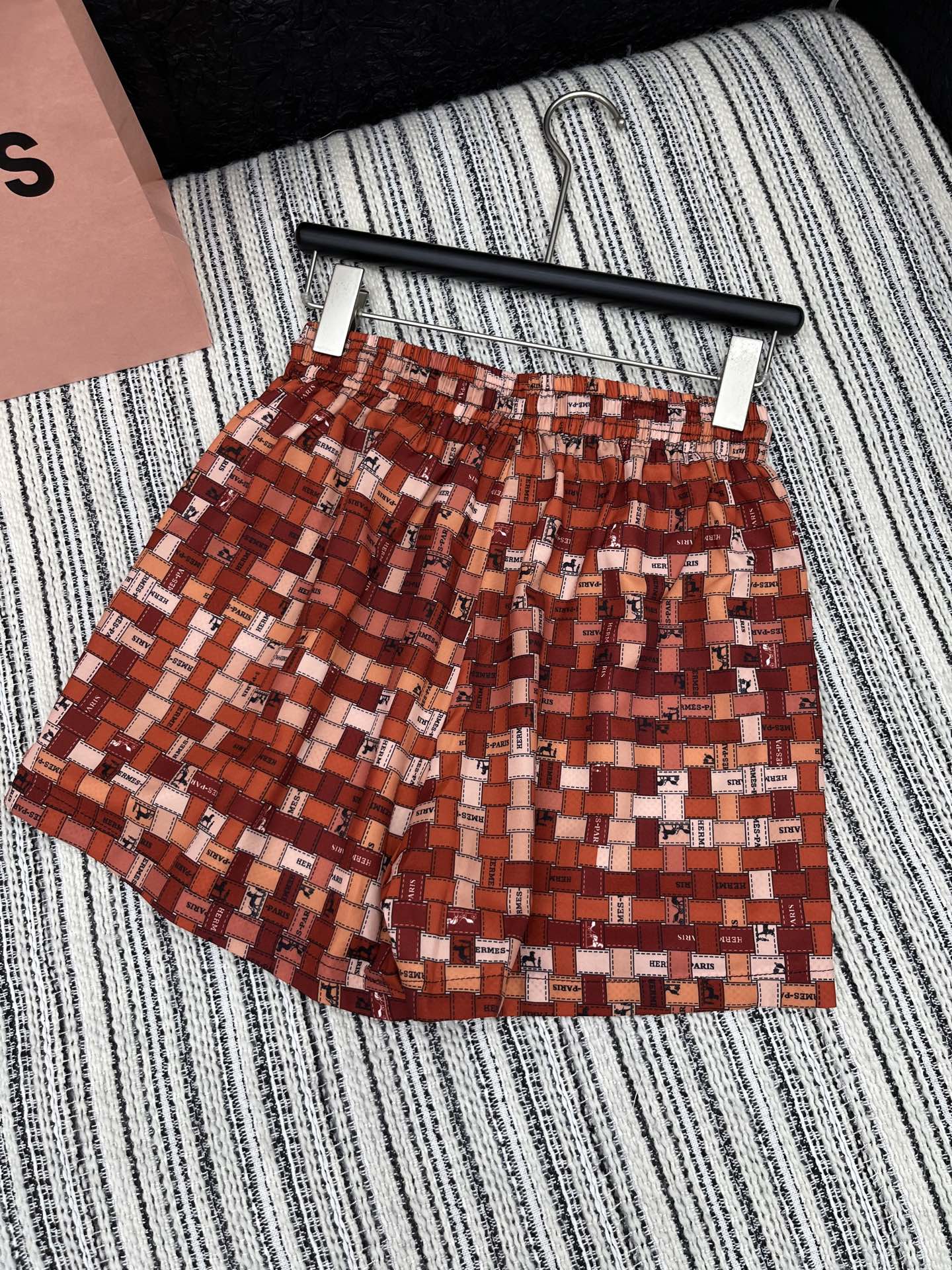 🛒𝐍𝐄𝐖 · 𝟐𝟎𝟐5/爆款现货

原单品质  Her*｜25春夏新品印花衬衫短裤套装！
高端定制翻领拼