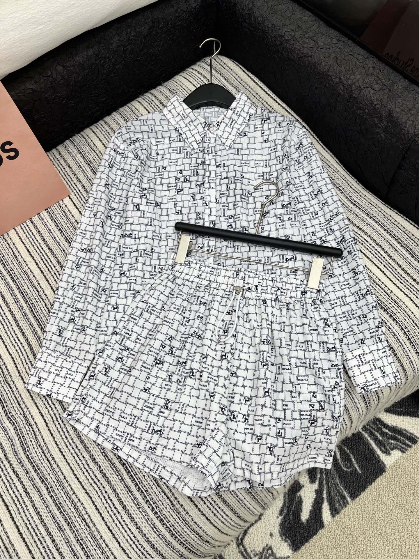 🛒𝐍𝐄𝐖 · 𝟐𝟎𝟐5/爆款现货

原单品质  Her*｜25春夏新品印花衬衫短裤套装！
高端定制翻领拼