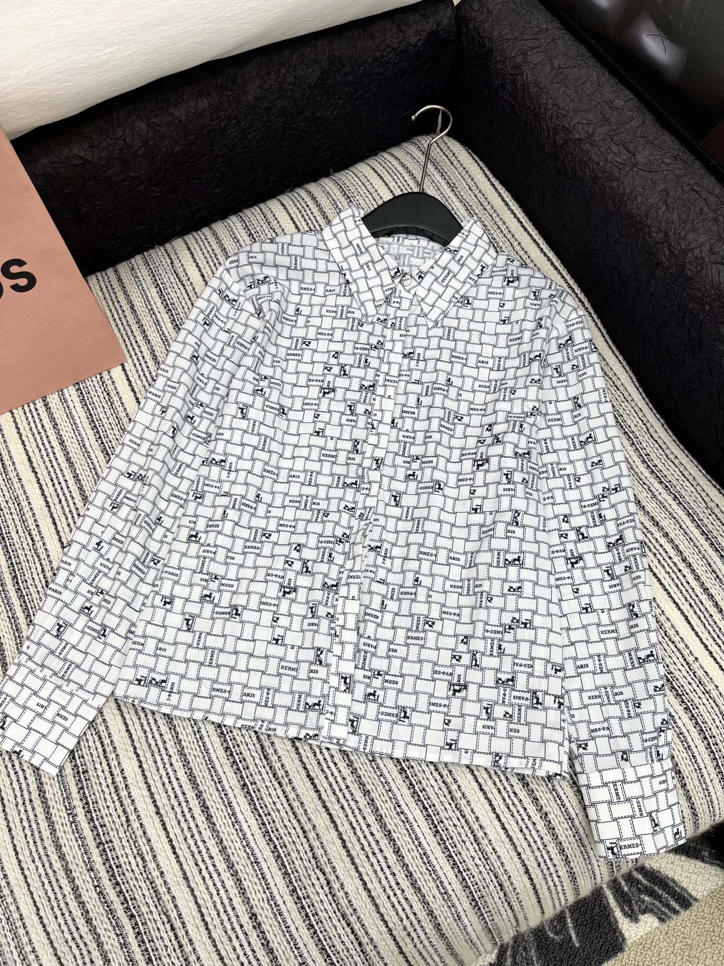 🛒𝐍𝐄𝐖 · 𝟐𝟎𝟐5/爆款现货

原单品质  Her*｜25春夏新品印花衬衫短裤套装！
高端定制翻领拼