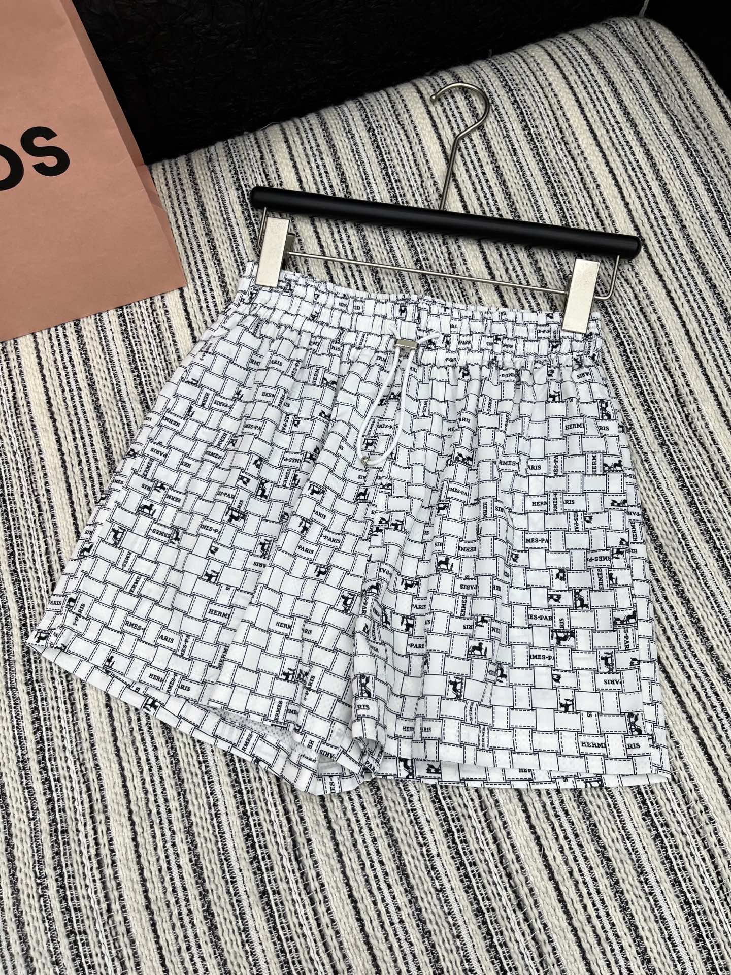 🛒𝐍𝐄𝐖 · 𝟐𝟎𝟐5/爆款现货

原单品质  Her*｜25春夏新品印花衬衫短裤套装！
高端定制翻领拼