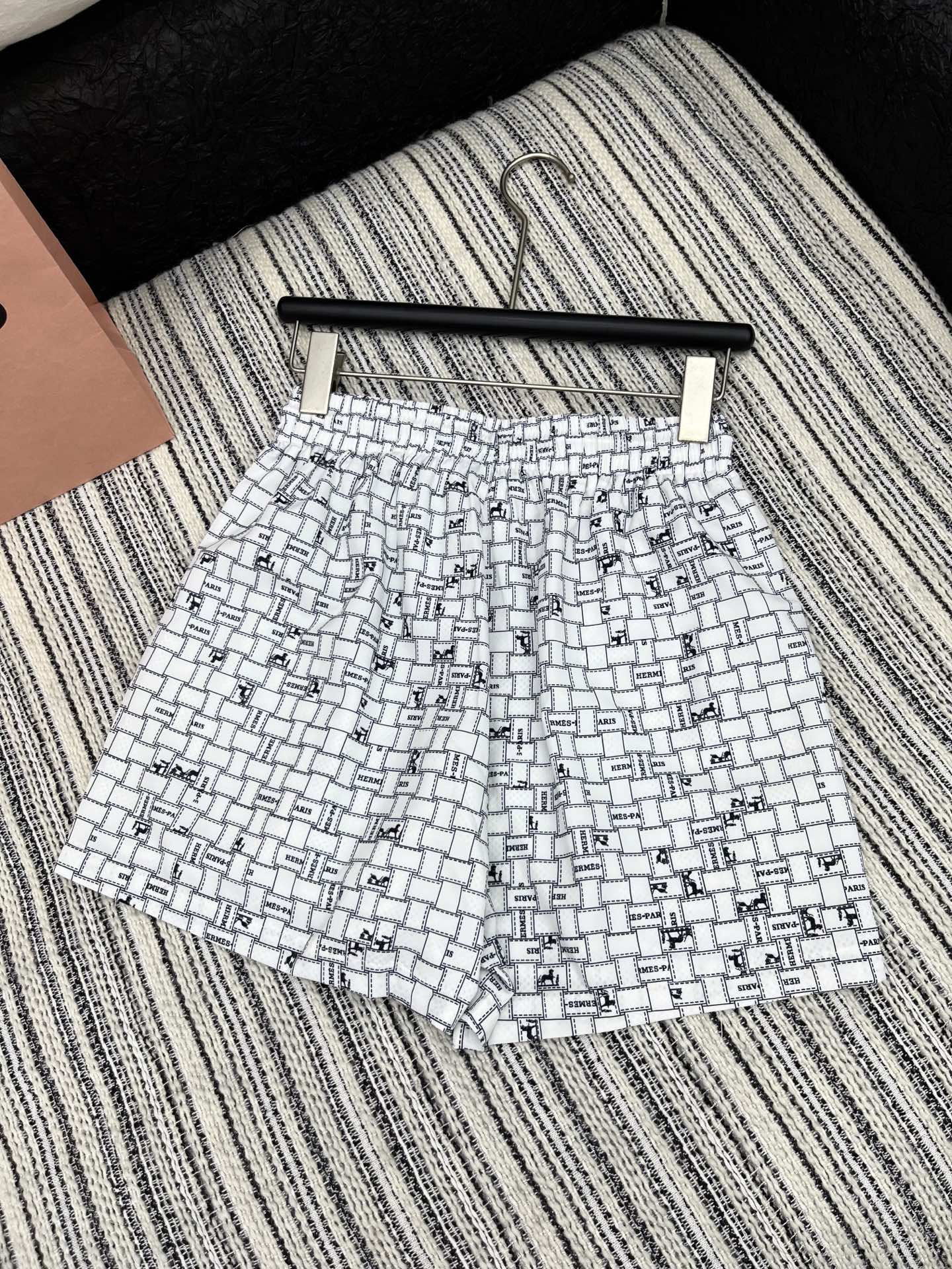 🛒𝐍𝐄𝐖 · 𝟐𝟎𝟐5/爆款现货

原单品质  Her*｜25春夏新品印花衬衫短裤套装！
高端定制翻领拼