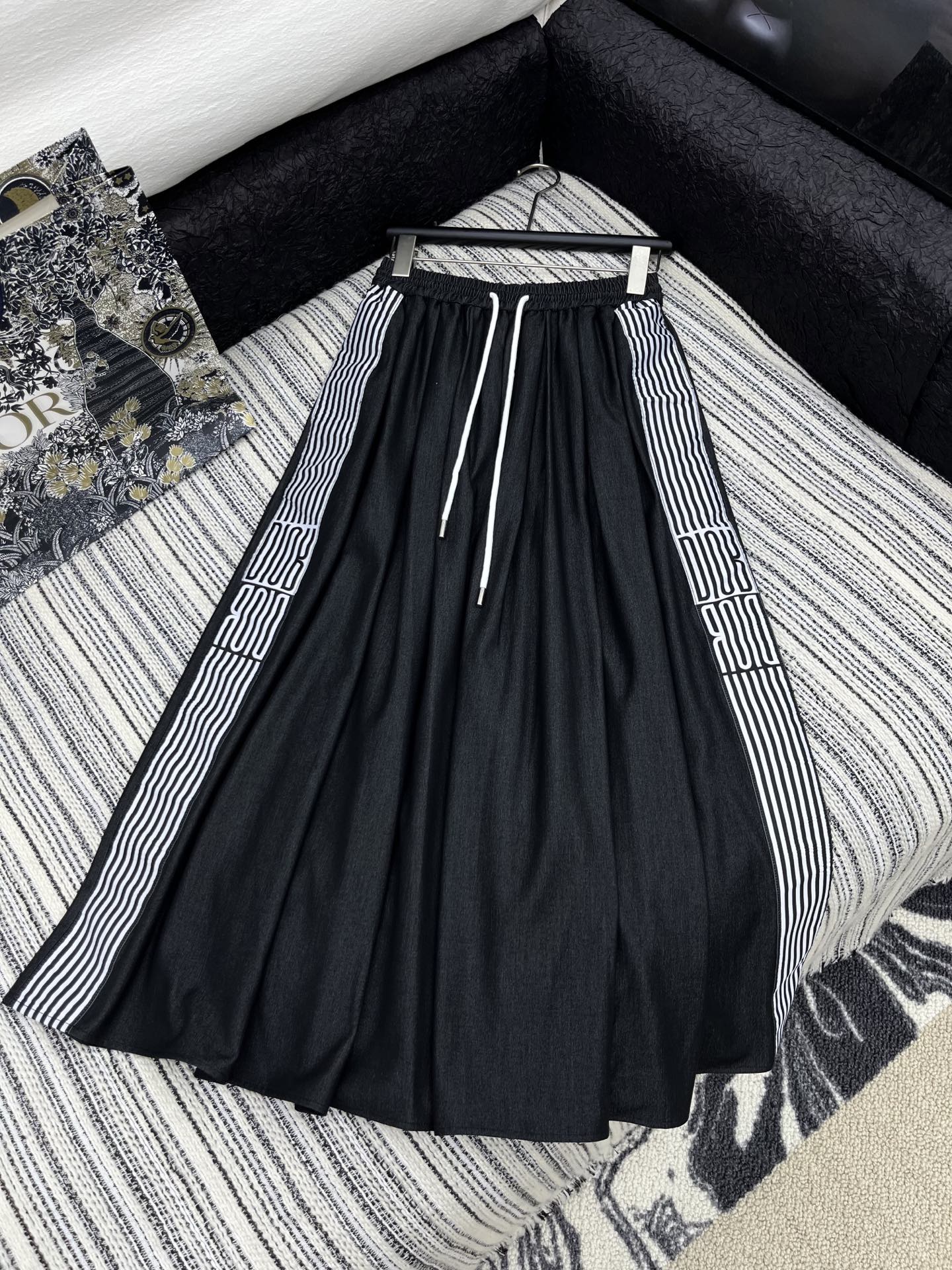 🛒𝐍𝐄𝐖 · 𝟐𝟎𝟐5/爆款现货

原单品质  Dio*｜25新款抽绳超大摆天丝牛仔半裙
订制高品质颗粒