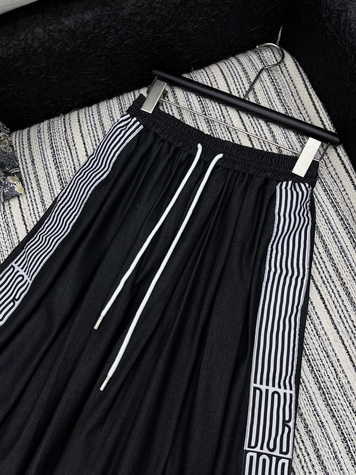 🛒𝐍𝐄𝐖 · 𝟐𝟎𝟐5/爆款现货

原单品质  Dio*｜25新款抽绳超大摆天丝牛仔半裙
订制高品质颗粒