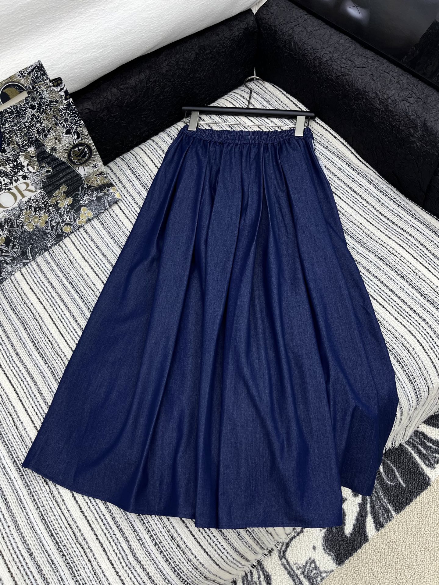 🛒𝐍𝐄𝐖 · 𝟐𝟎𝟐5/爆款现货

原单品质  Dio*｜25新款抽绳超大摆天丝牛仔半裙
订制高品质颗粒