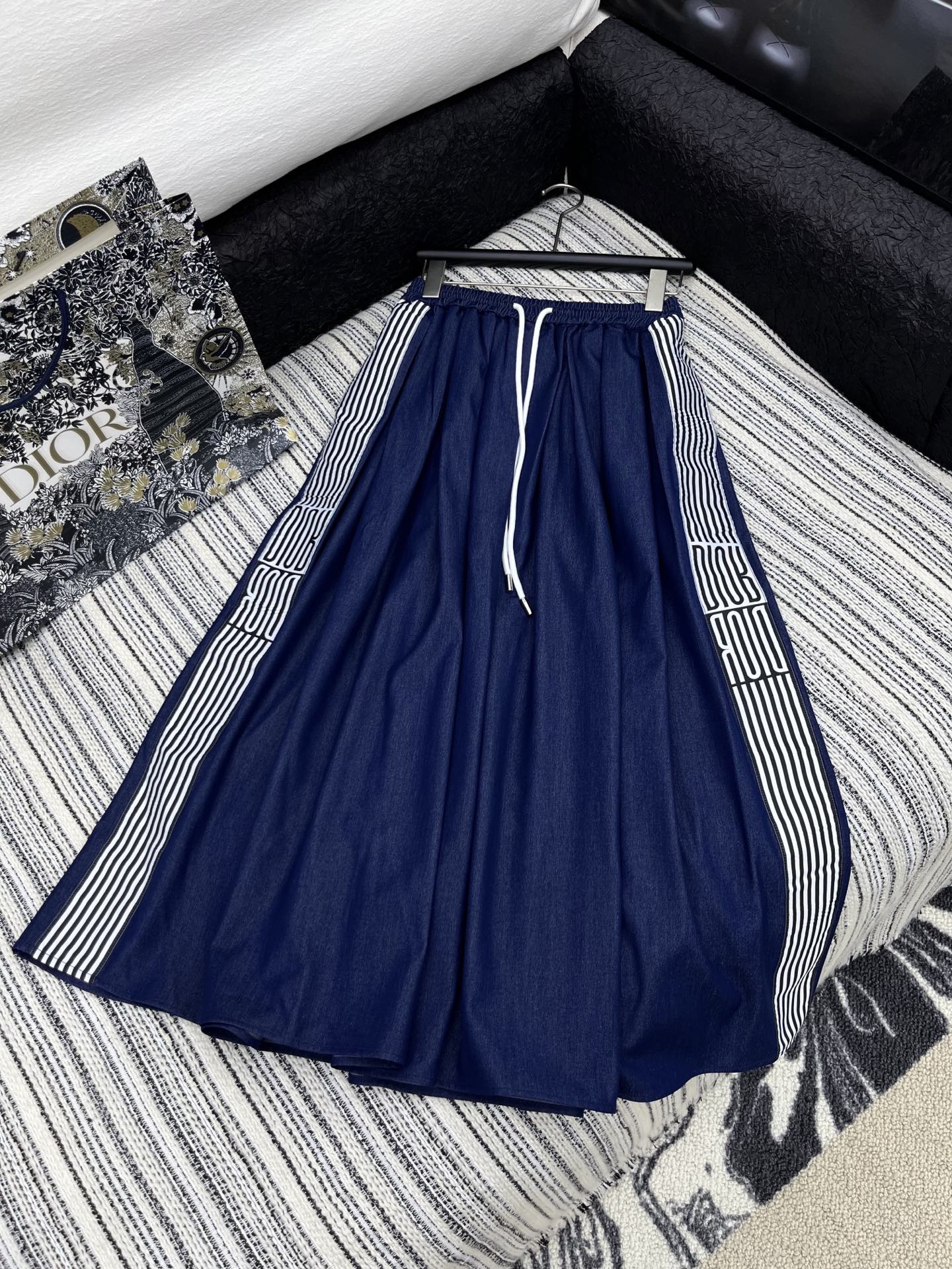 🛒𝐍𝐄𝐖 · 𝟐𝟎𝟐5/爆款现货

原单品质  Dio*｜25新款抽绳超大摆天丝牛仔半裙
订制高品质颗粒