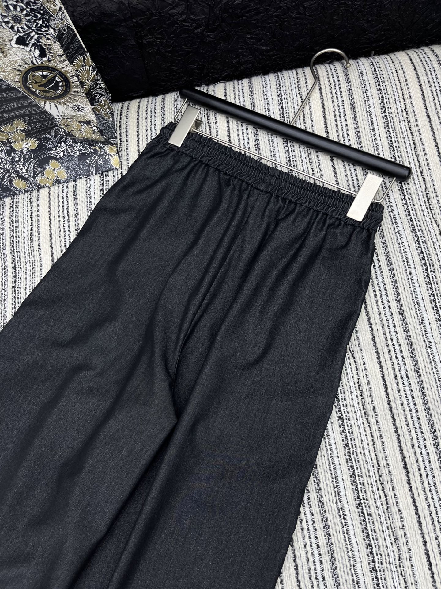 🛒𝐍𝐄𝐖 · 𝟐𝟎𝟐5/爆款现货

原单品质  Dio*｜25新款抽绳天丝牛仔裤
订制高品质颗粒面料质感