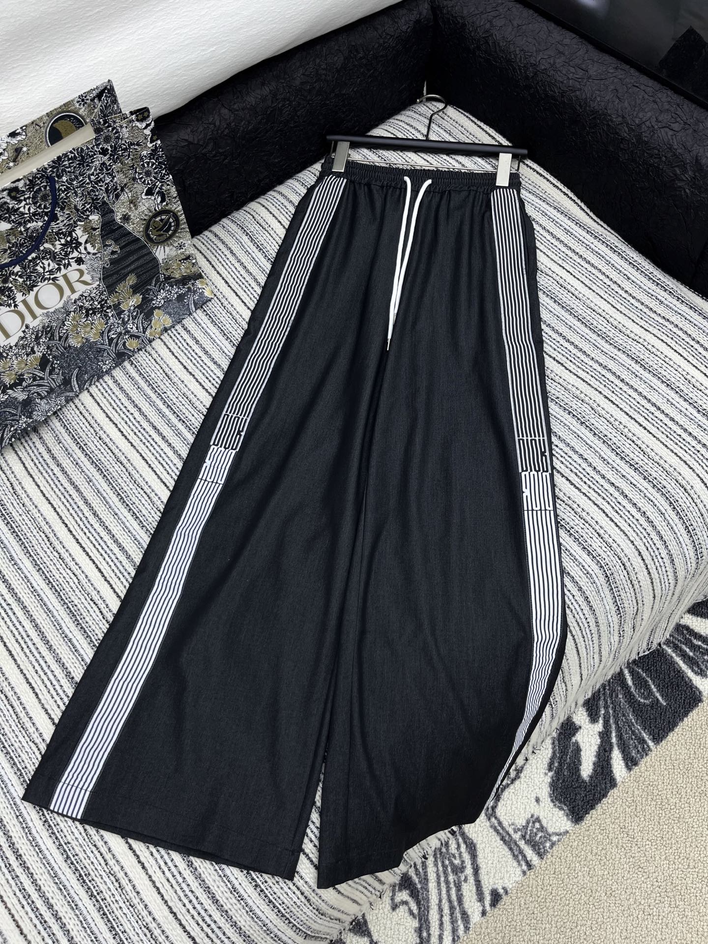 🛒𝐍𝐄𝐖 · 𝟐𝟎𝟐5/爆款现货

原单品质  Dio*｜25新款抽绳天丝牛仔裤
订制高品质颗粒面料质感