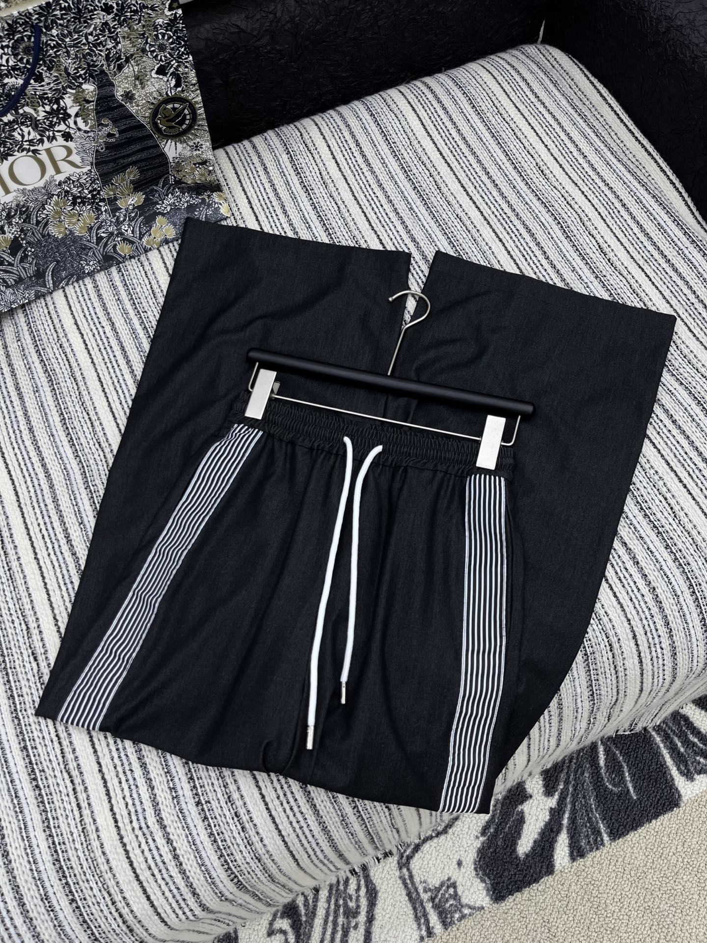 🛒𝐍𝐄𝐖 · 𝟐𝟎𝟐5/爆款现货

原单品质  Dio*｜25新款抽绳天丝牛仔裤
订制高品质颗粒面料质感