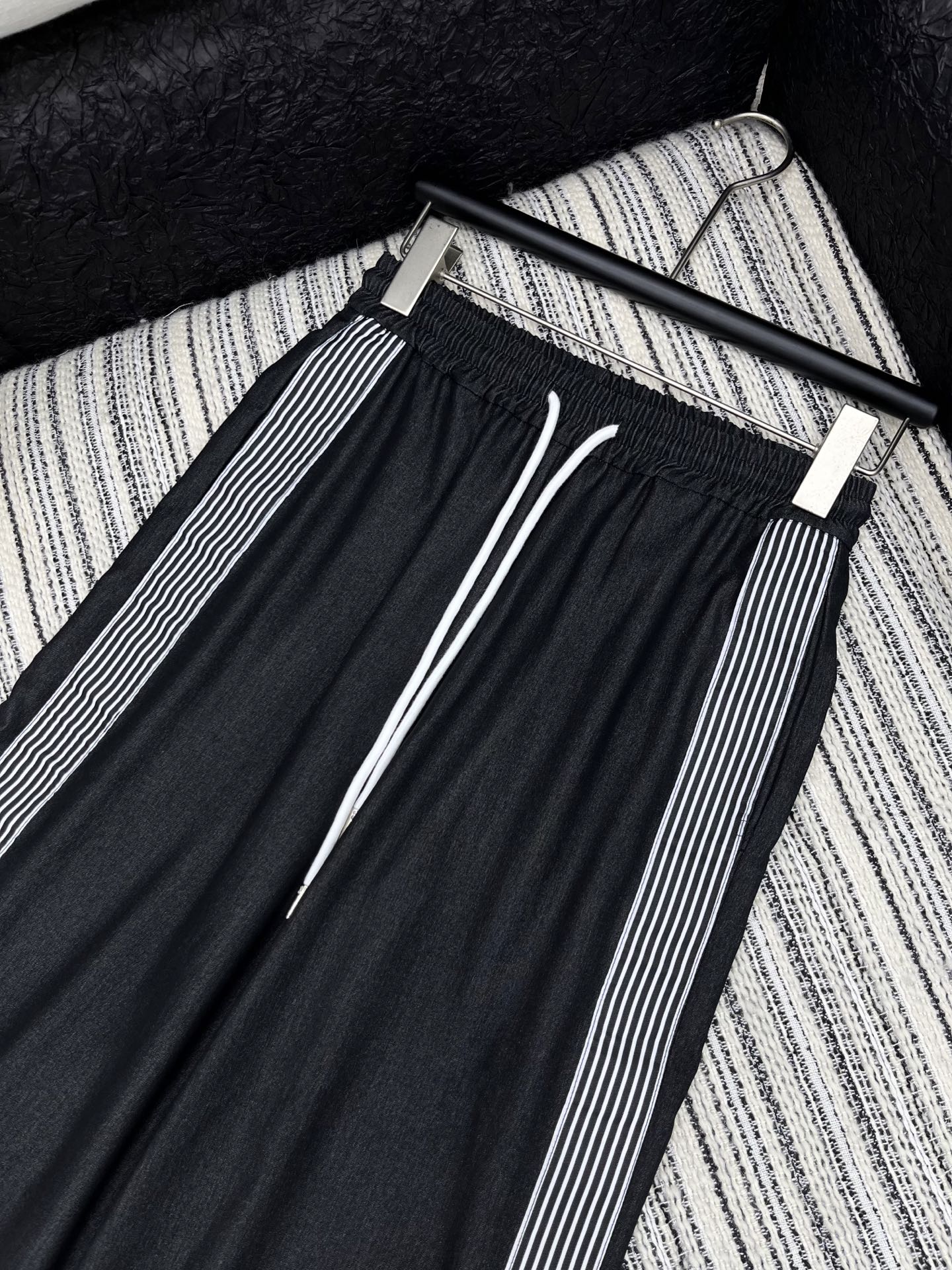 🛒𝐍𝐄𝐖 · 𝟐𝟎𝟐5/爆款现货

原单品质  Dio*｜25新款抽绳天丝牛仔裤
订制高品质颗粒面料质感