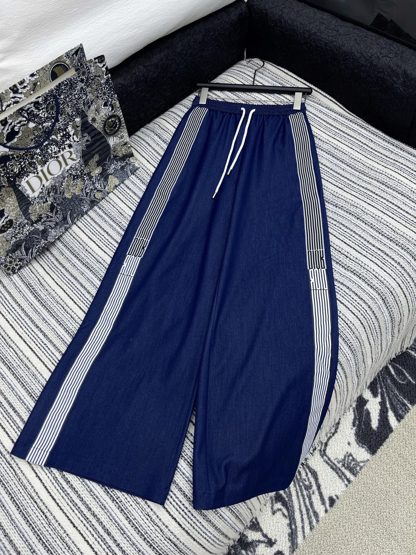 🛒𝐍𝐄𝐖 · 𝟐𝟎𝟐5/爆款现货

原单品质  Dio*｜25新款抽绳天丝牛仔裤
订制高品质颗粒面料质感