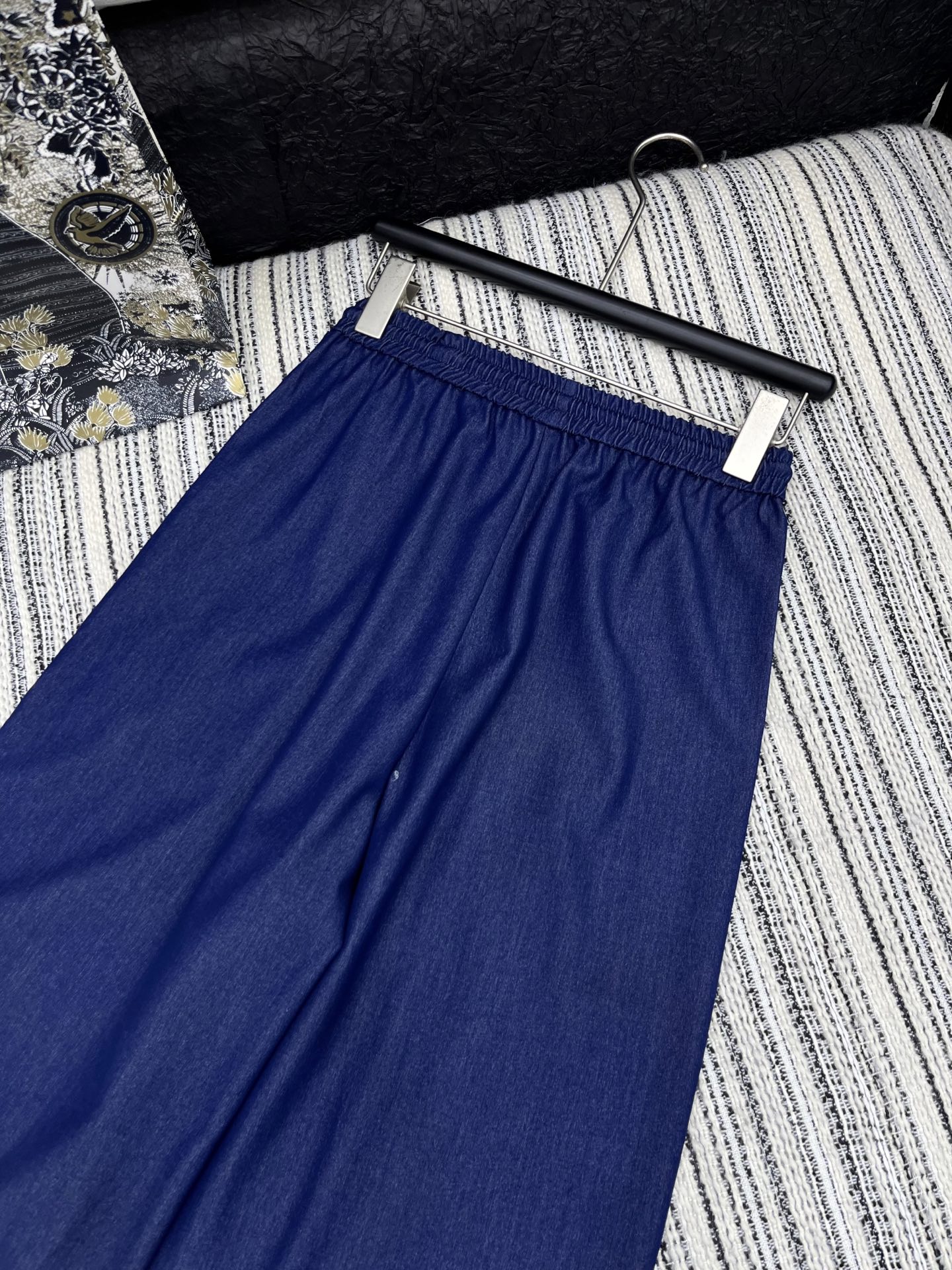 🛒𝐍𝐄𝐖 · 𝟐𝟎𝟐5/爆款现货

原单品质  Dio*｜25新款抽绳天丝牛仔裤
订制高品质颗粒面料质感