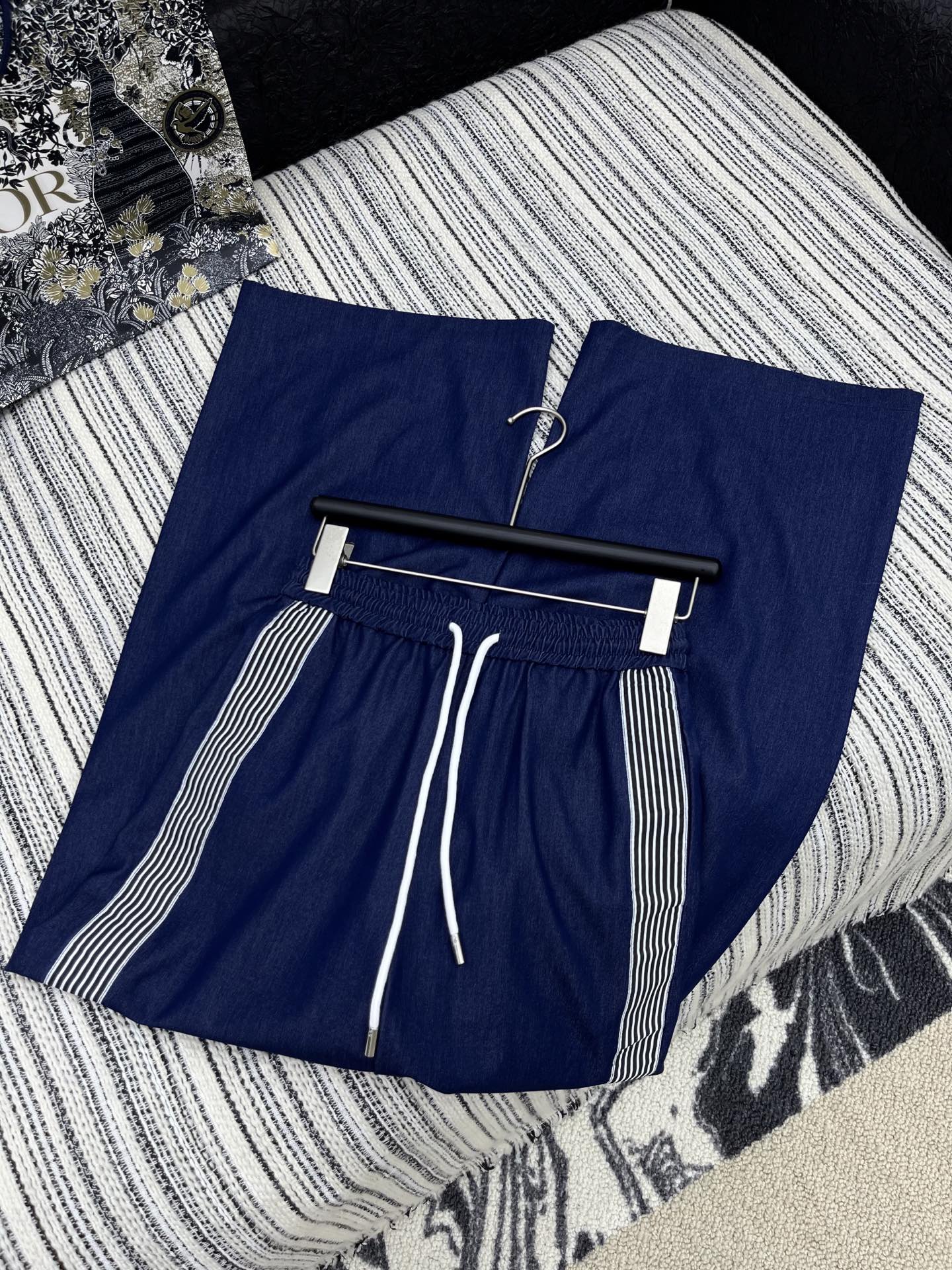 🛒𝐍𝐄𝐖 · 𝟐𝟎𝟐5/爆款现货

原单品质  Dio*｜25新款抽绳天丝牛仔裤
订制高品质颗粒面料质感
