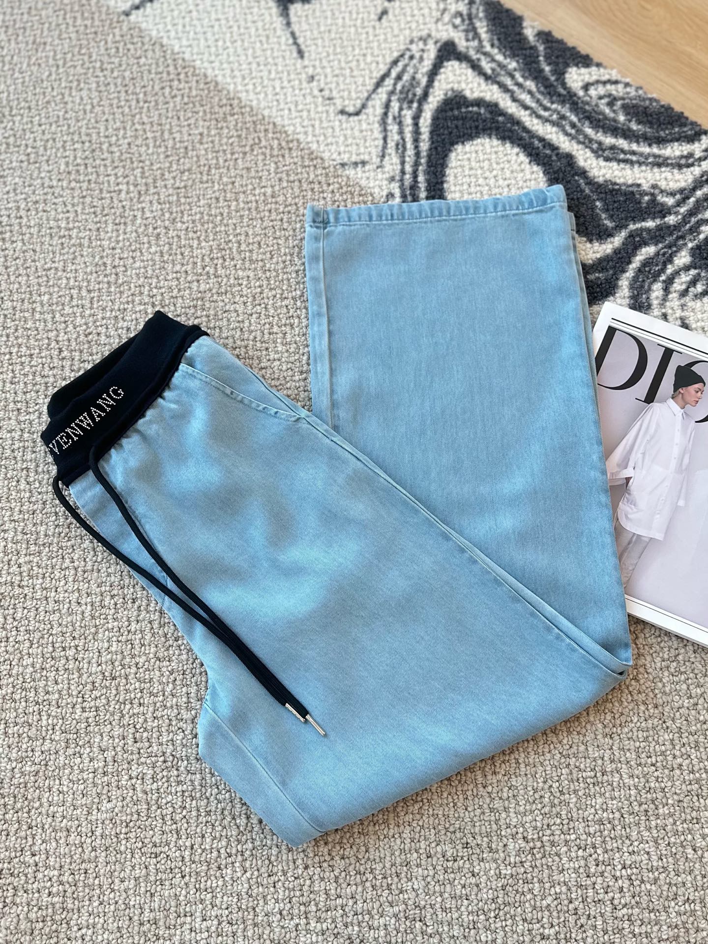 🛒𝐍𝐄𝐖 · 𝟐𝟎𝟐5/爆款现货

原单品质  设计师｜25新款抽绳天丝牛仔裤
订制高品质面料质感超赞！