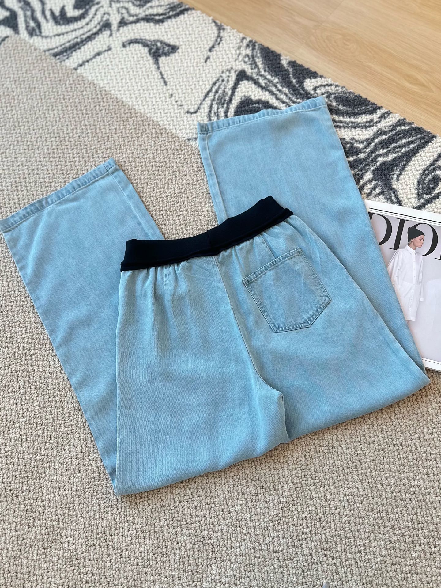 🛒𝐍𝐄𝐖 · 𝟐𝟎𝟐5/爆款现货

原单品质  设计师｜25新款抽绳天丝牛仔裤
订制高品质面料质感超赞！